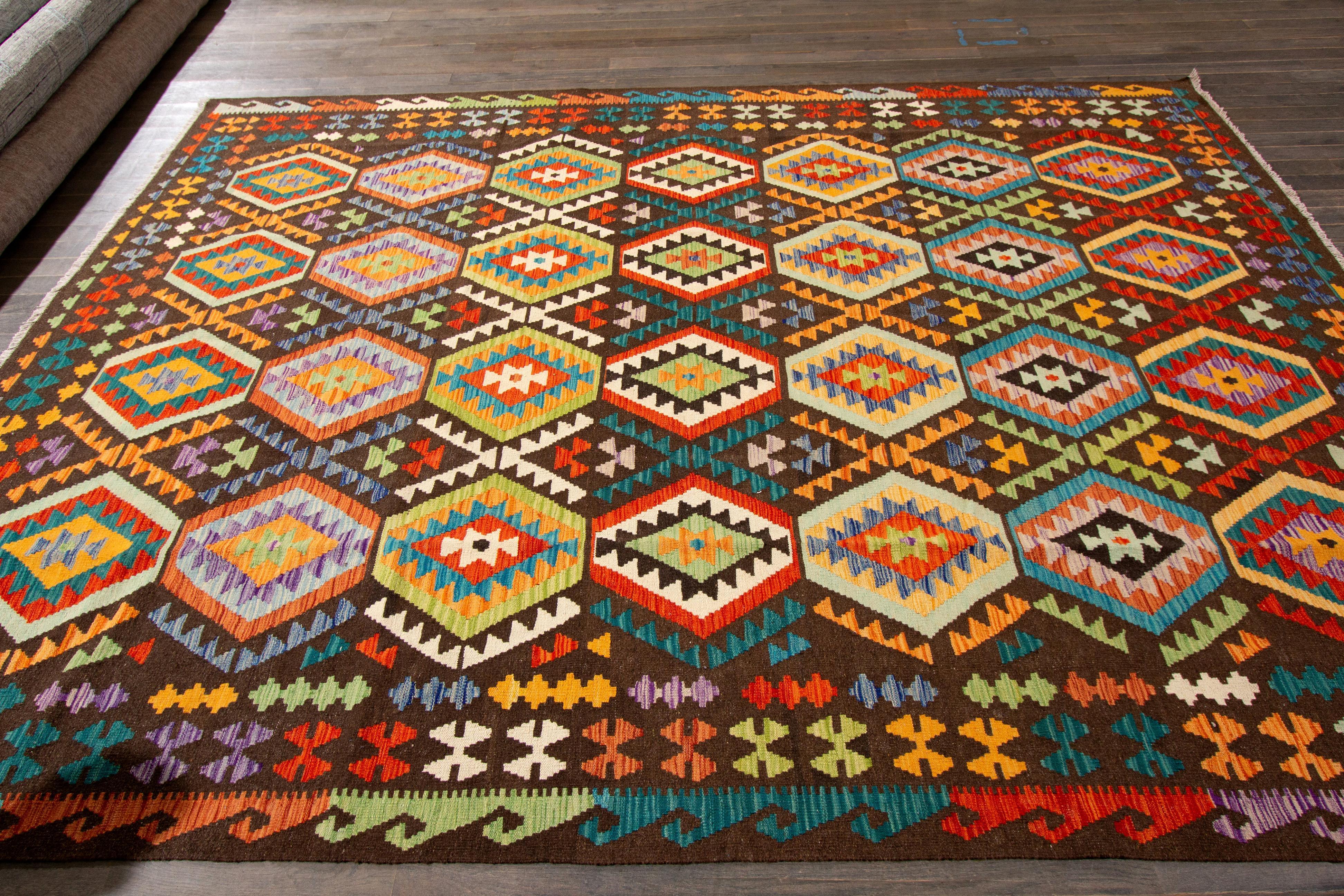 Contemporary Bohemian Flat-Weave Kilim Wool Rug mit mehrfarbigem Design (Handgeknüpft) im Angebot