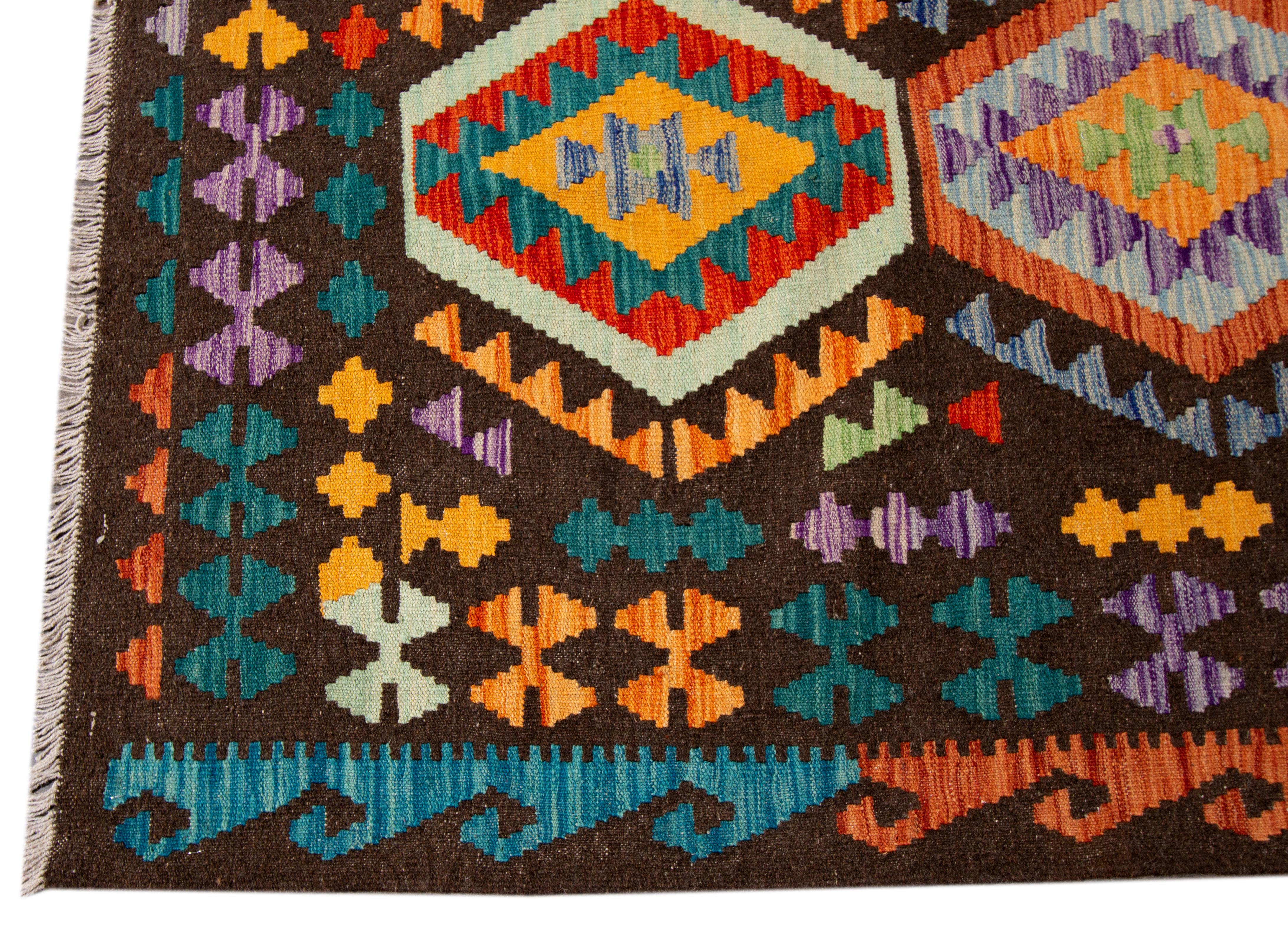 Contemporary Bohemian Flat-Weave Kilim Wool Rug mit mehrfarbigem Design (Wolle) im Angebot
