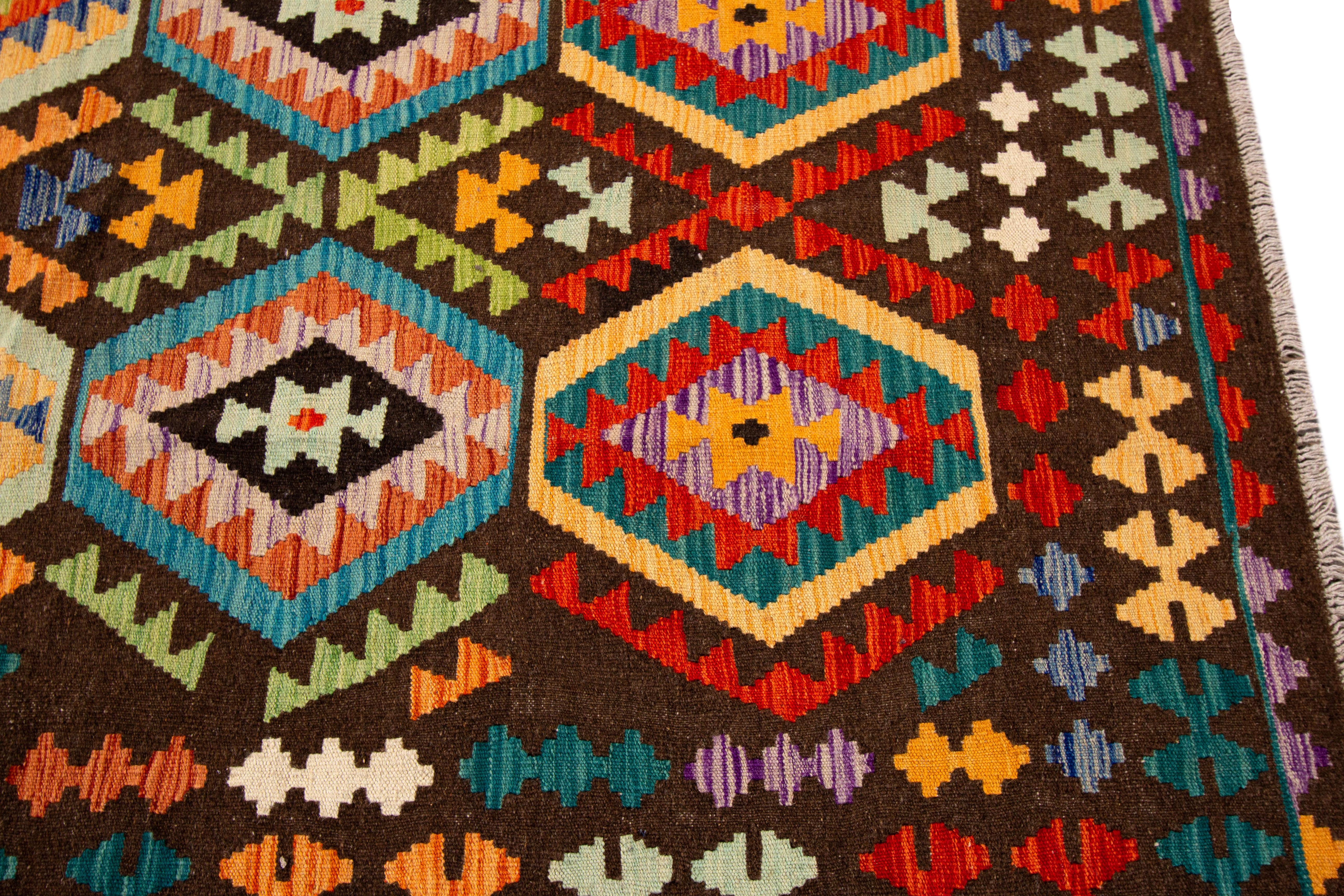 Contemporary Bohemian Flat-Weave Kilim Wool Rug mit mehrfarbigem Design im Angebot 1