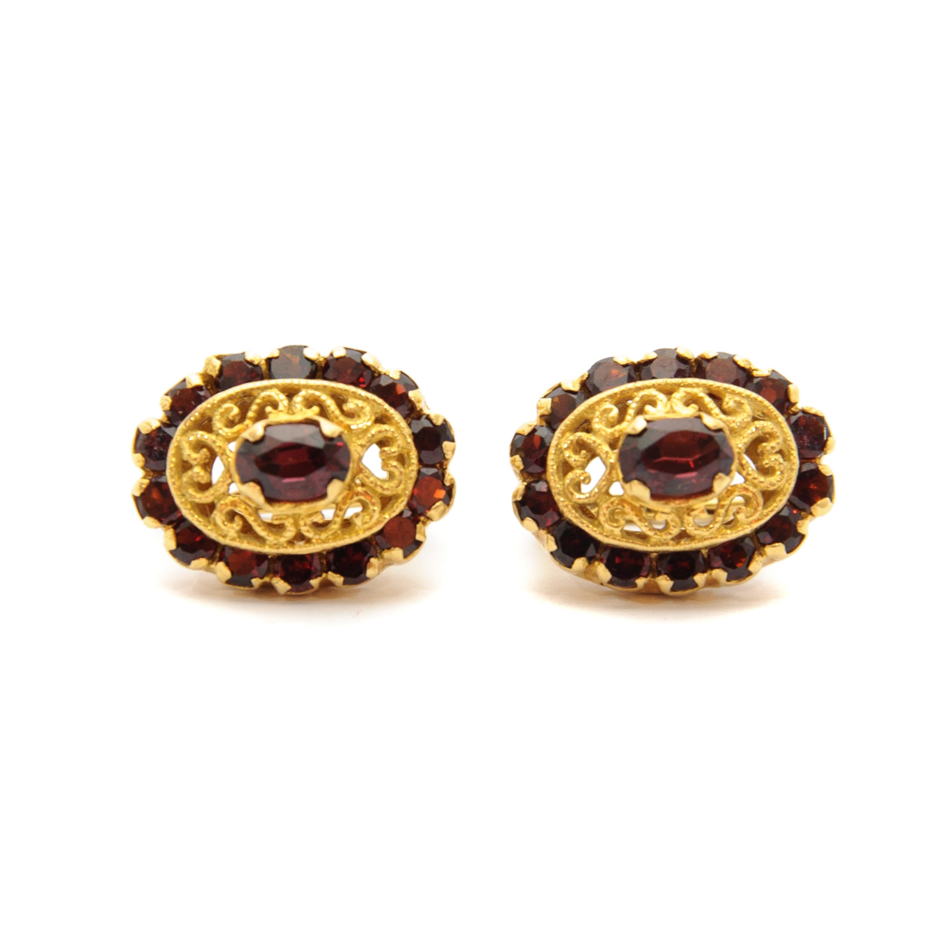 Contemporary Vintage 18 Karat Yellow Garnet Cluster Gold Earrings For Sale