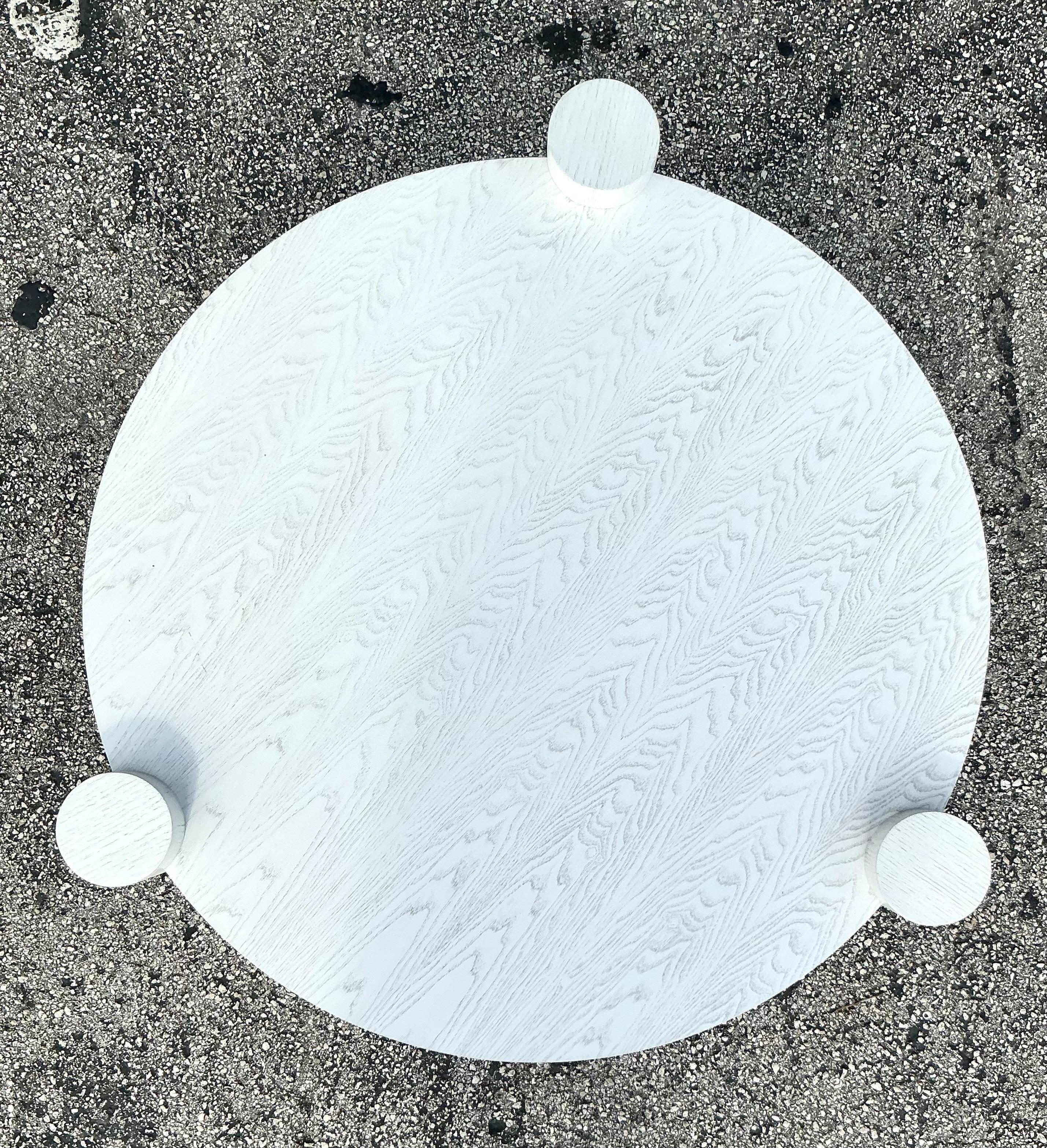 Cette table basse vintage Boho personnalisée présente un savoir-faire unique et un design personnalisé, parfait pour ajouter une touche unique à la décoration de votre salon.