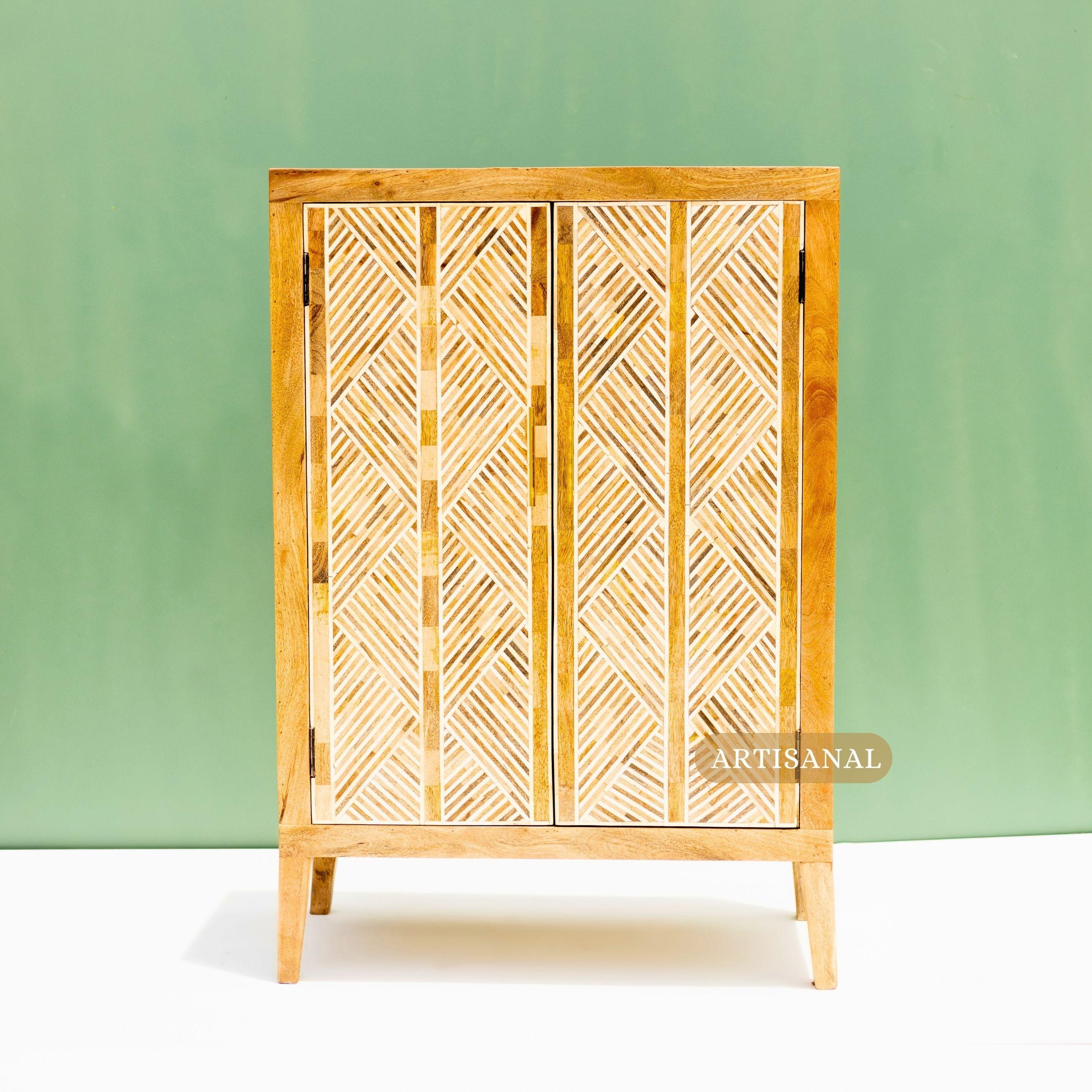 Cet élégant meuble présente une interprétation moderne de l'art traditionnel de l'incrustation d'os. Fabriqué à la main en bois massif et incrusté de morceaux d'os finement taillés, le design présente un saisissant motif géométrique en chevron dans