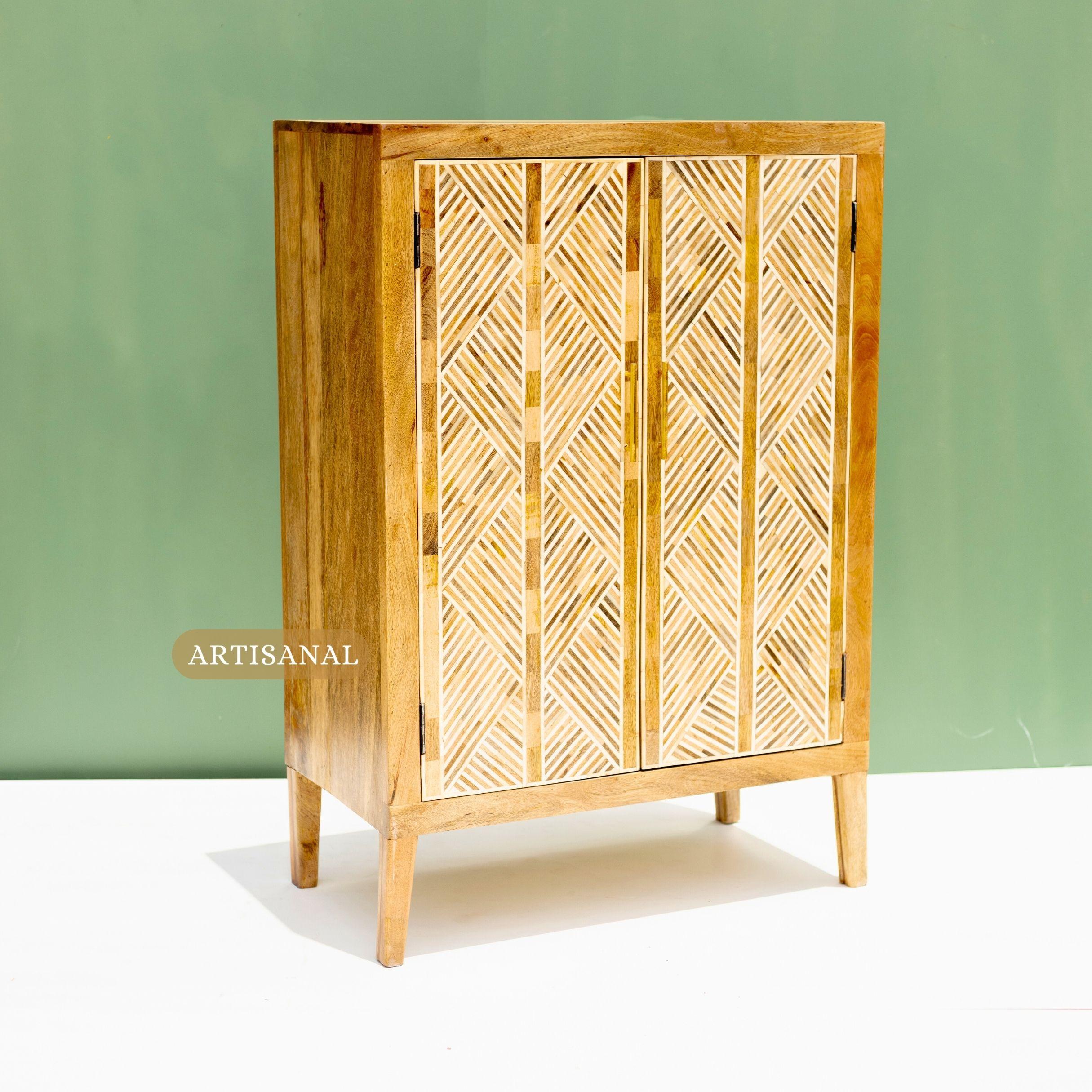 Indien Cabinet contemporain en bois et incrustation d'os à motif géométrique par Artisanal en vente