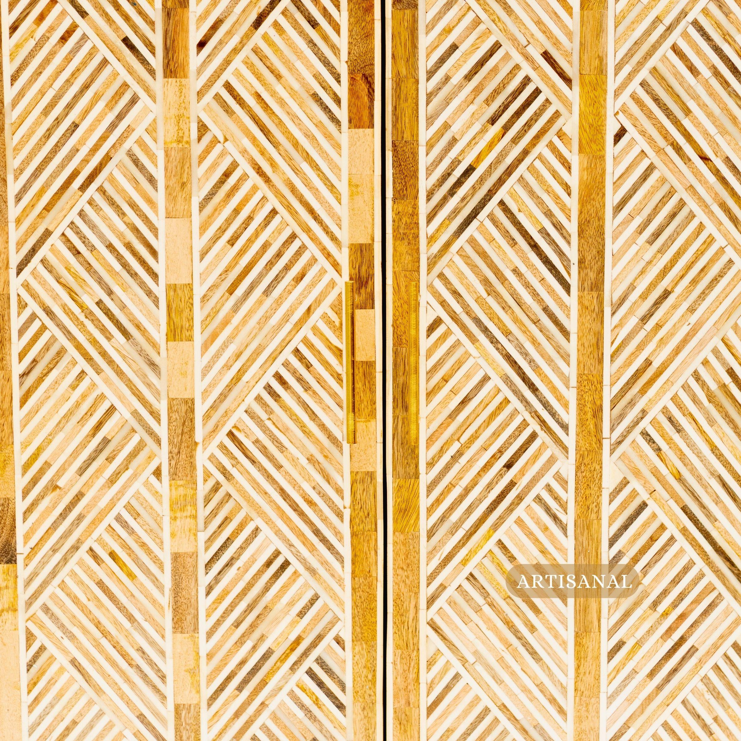 Incrusté Cabinet contemporain en bois et incrustation d'os à motif géométrique par Artisanal en vente