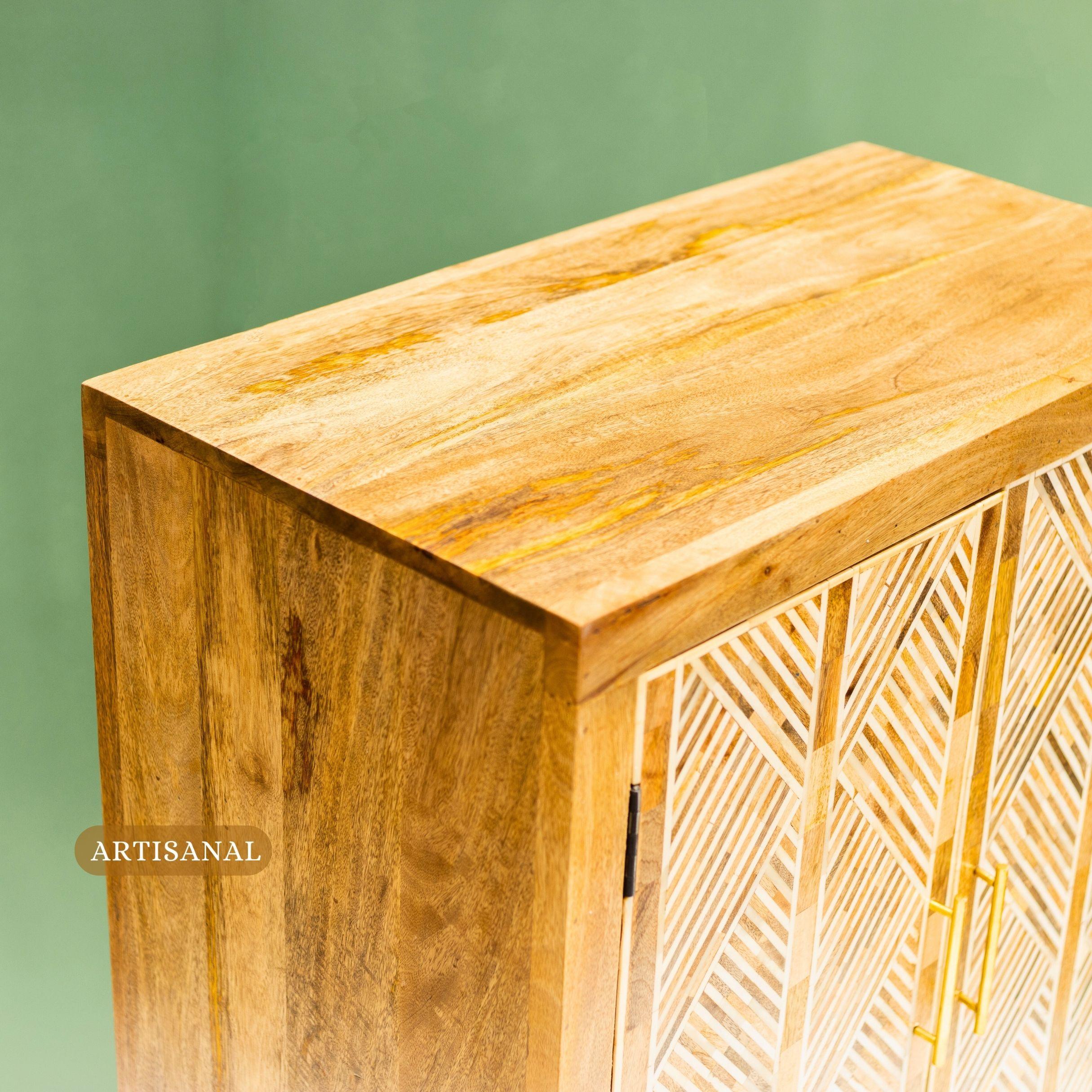 Cabinet contemporain en bois et incrustation d'os à motif géométrique par Artisanal Neuf - En vente à New York, NY