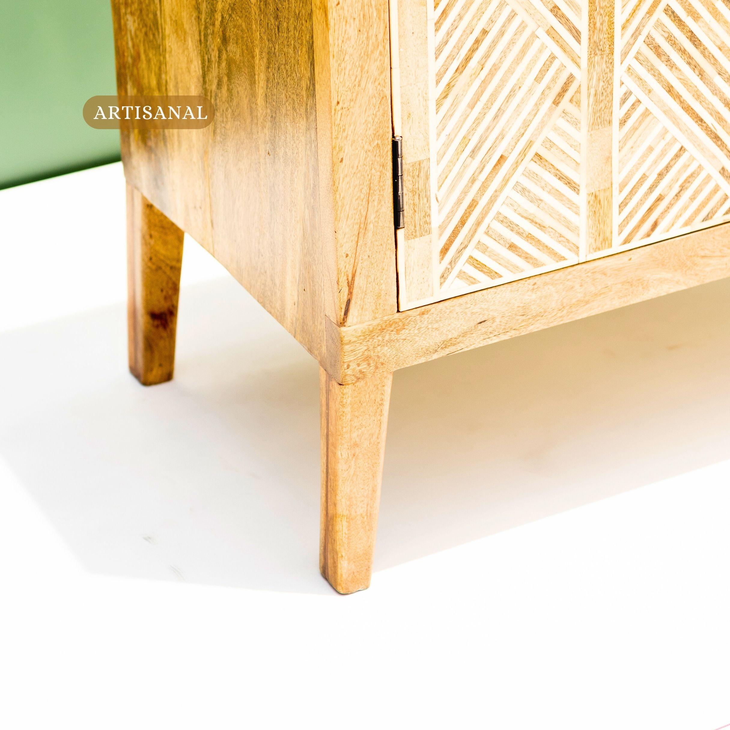 XXIe siècle et contemporain Cabinet contemporain en bois et incrustation d'os à motif géométrique par Artisanal en vente