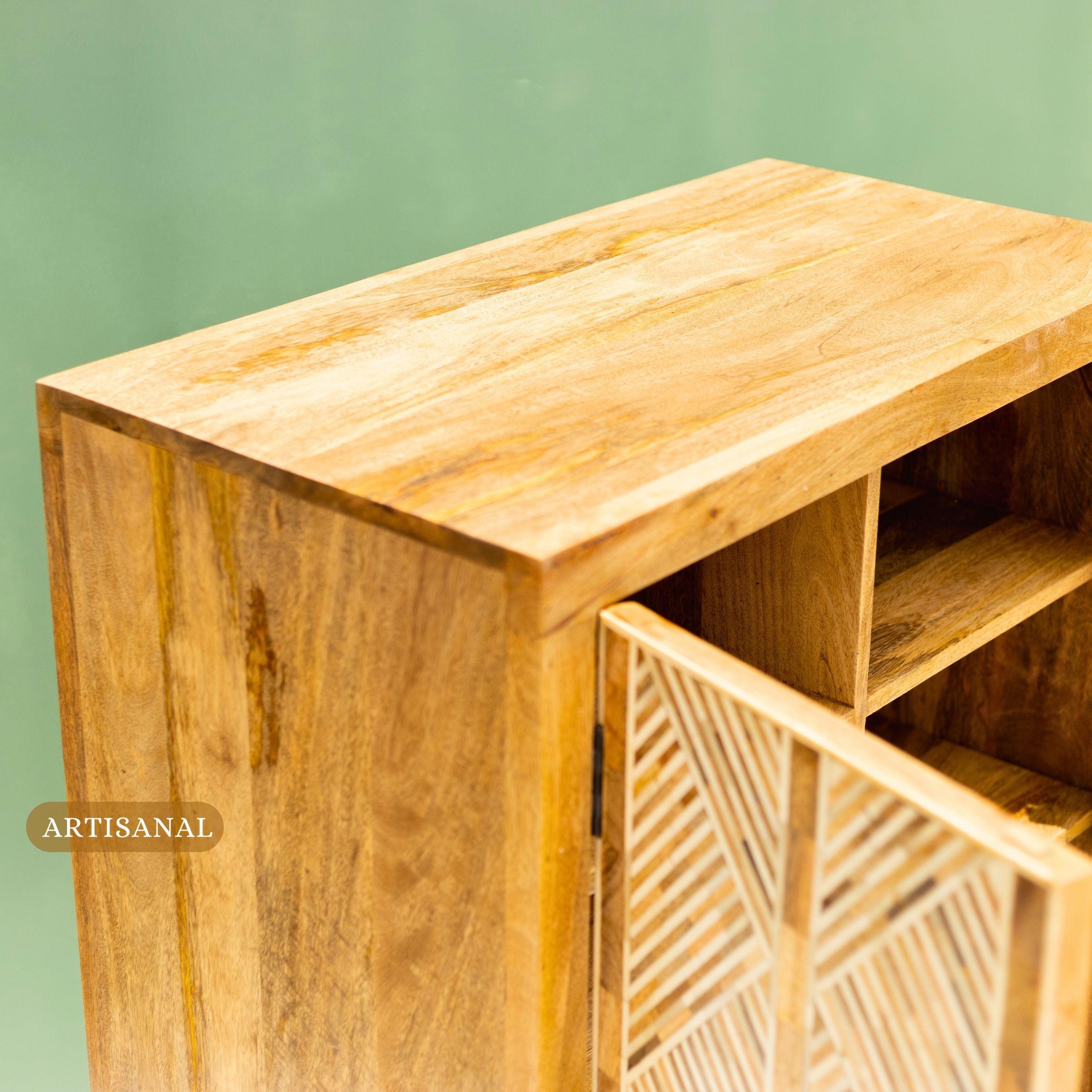 Bois Cabinet contemporain en bois et incrustation d'os à motif géométrique par Artisanal en vente