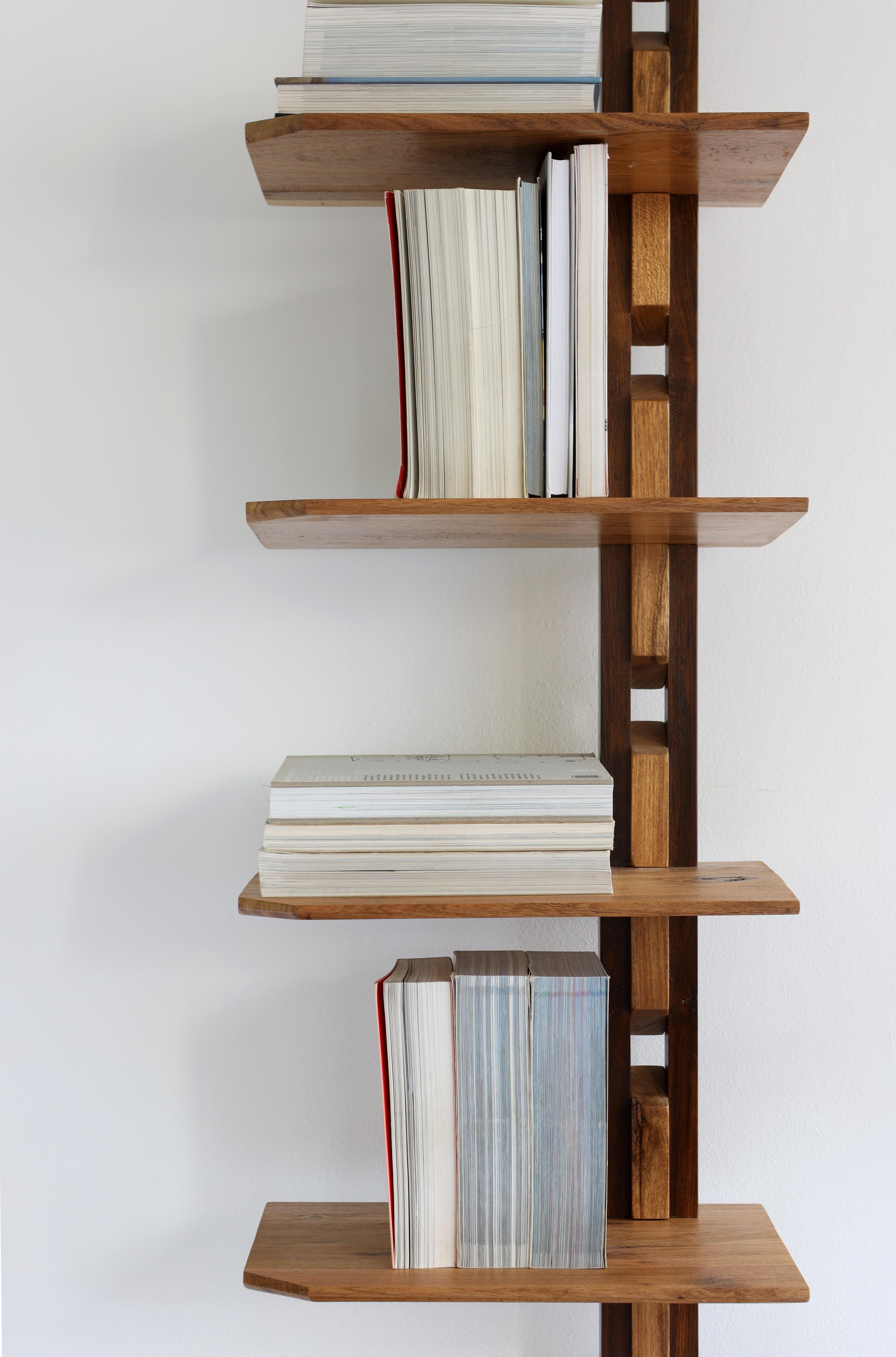 The book shelf column is a piece of unique construction and design. Its geometric shapes, straight angles and simple lines, significant
characteristics of the modernist movement in Brazil, were a source
of inspiration for their creation.

As it