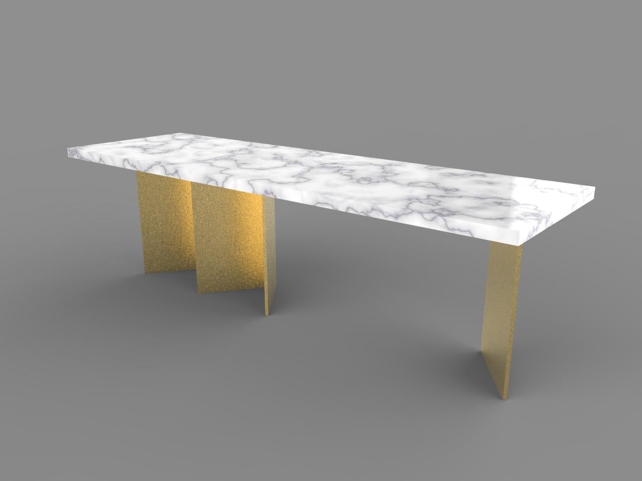 Der maßgefertigte Tisch Book wurde von Brigitte Legendre entworfen. Die rechteckige Tischplatte ist vollständig aus handgeschnittenem Carrara-Marmor gefertigt; die Füße sind aus lackiertem Holz und wirken wie ein 