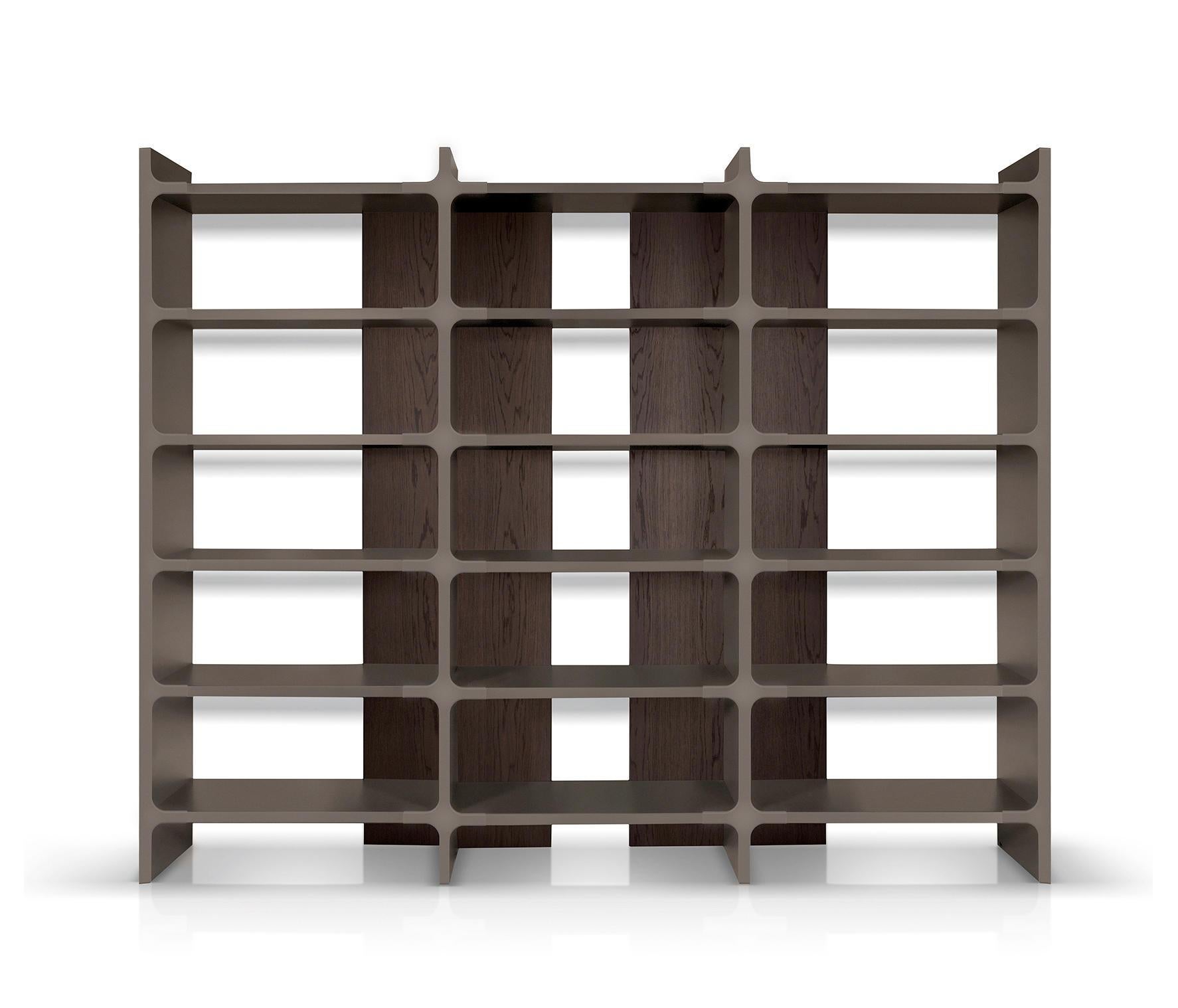 Modular bookcase that is available in various sizes. It consists of shelves, back panels and fronts in the shape of a cross. The back panels and the shelves can be either wood veneer or lacquered wood. The fronts cross are always lacquered.
Please