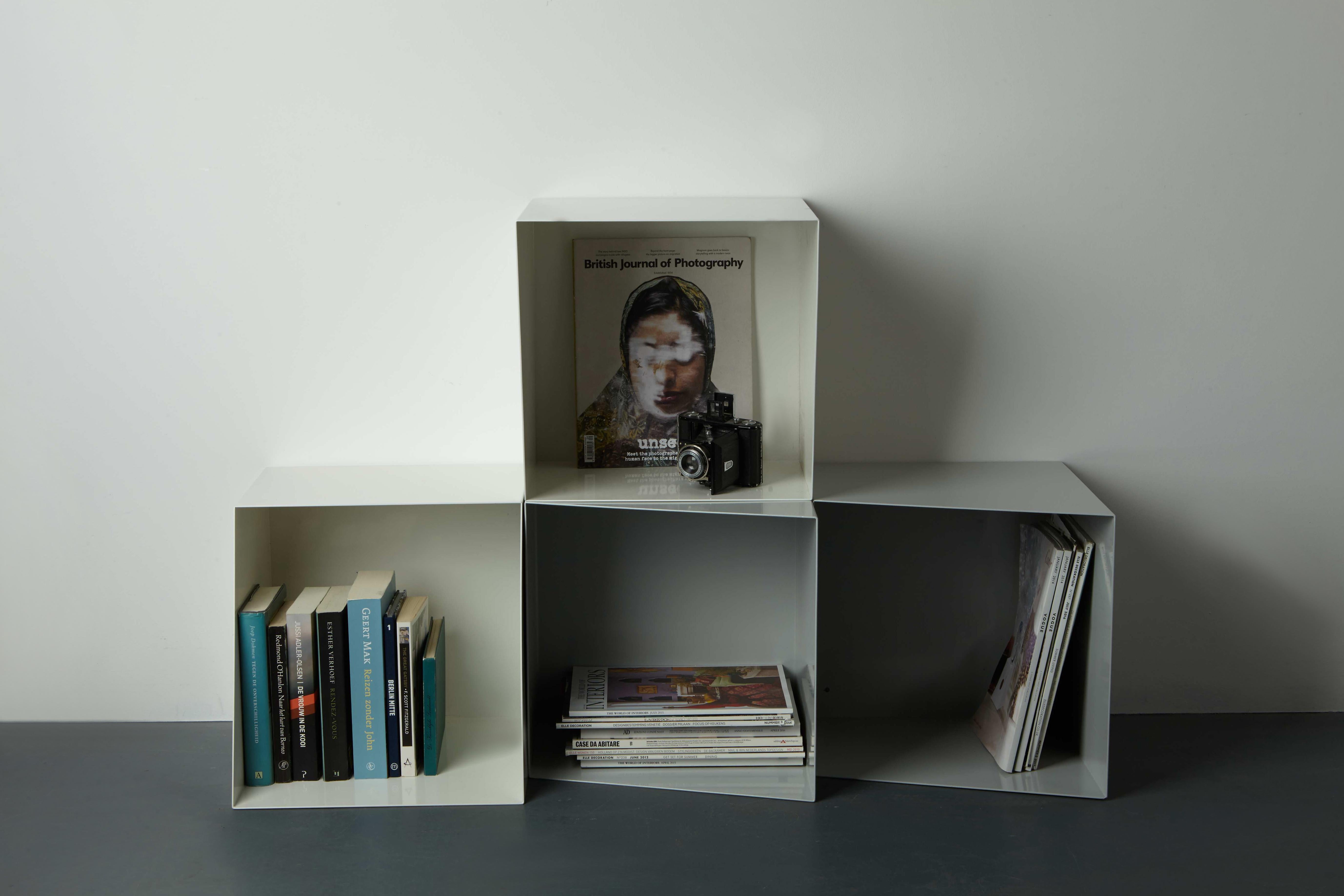 Bibliothèque contemporaine Totem en métal par design by nico en vente 3