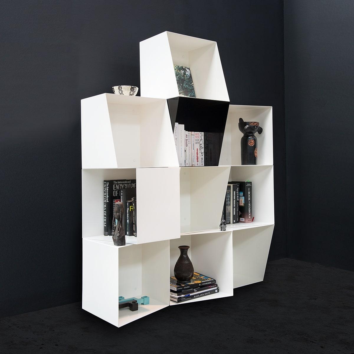 Totem de bibliothèque - Cabinet de curiosités

La bibliothèque modulaire en métal Totem présente des côtés asymétriques et angulaires qui créent un effet saisissant pour le rangement et la présentation. Cette pièce peut être considérée comme un
