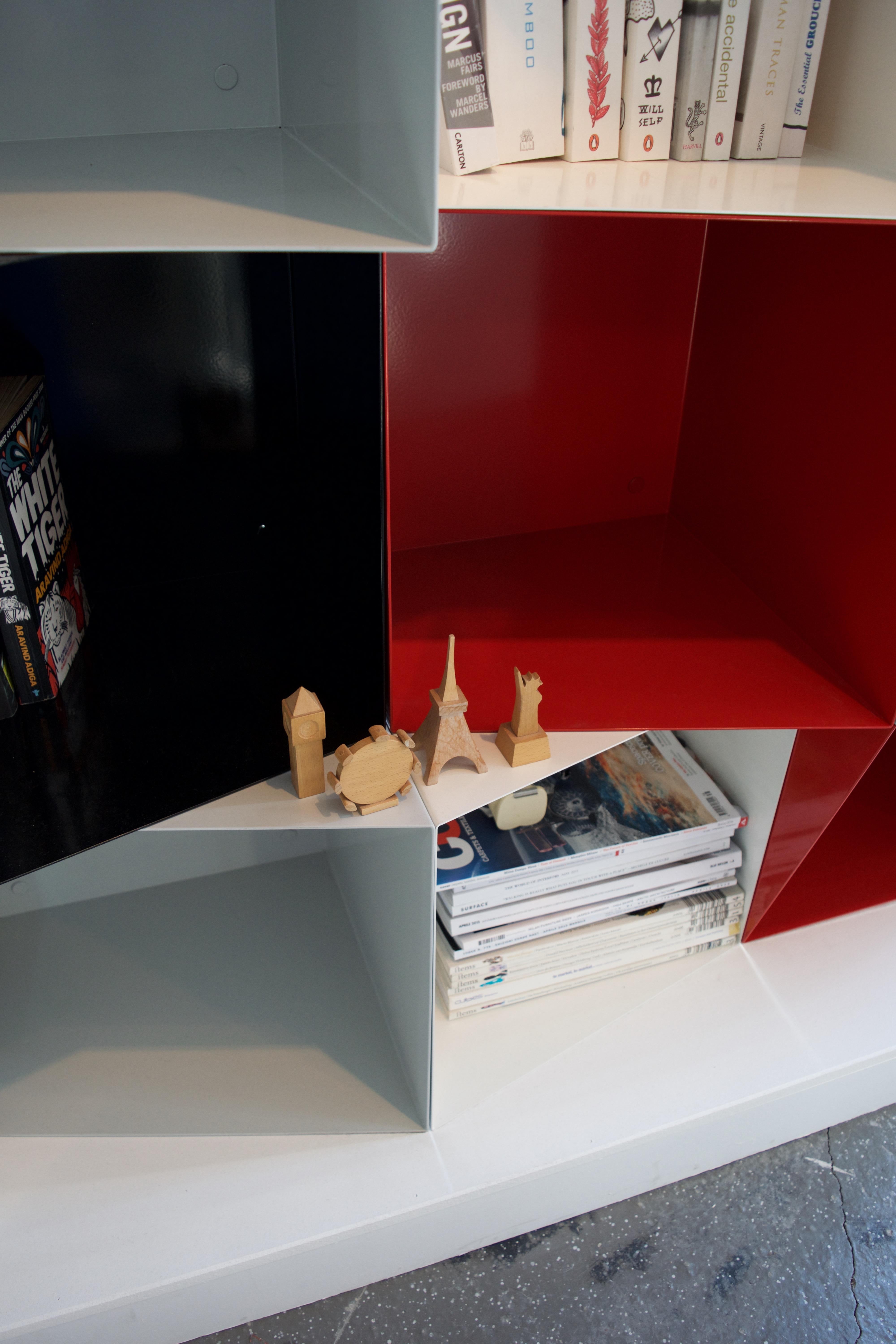 Metallo Libreria contemporanea Totem in metallo di design by nico multicolore in vendita