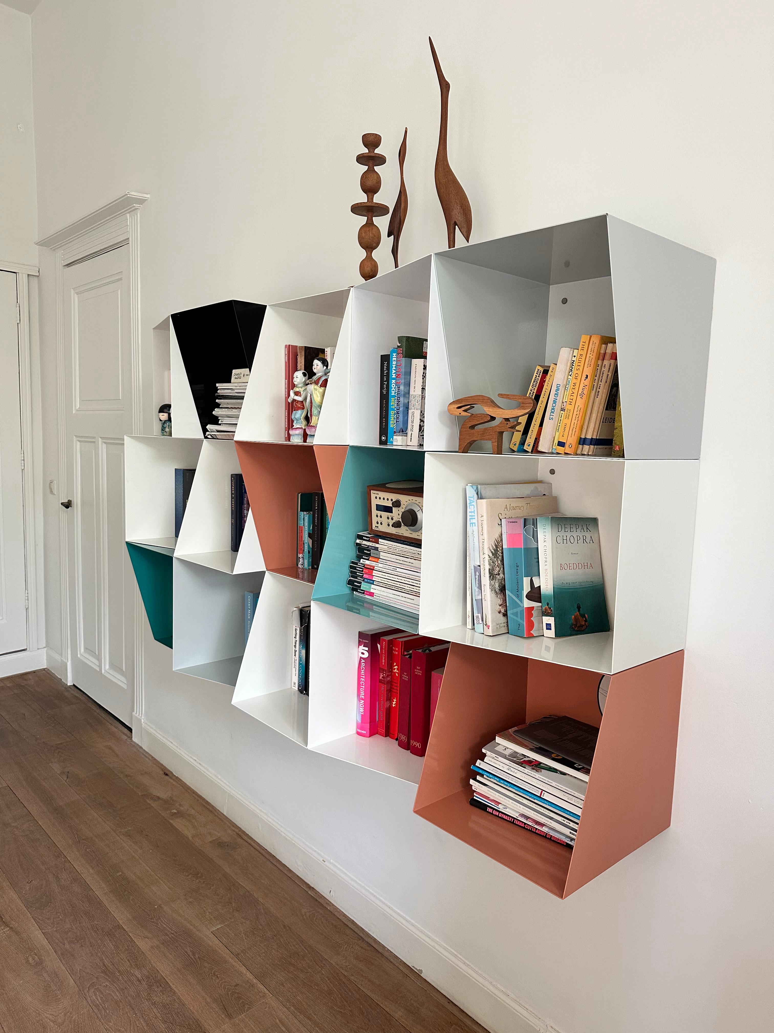 **Libreria Totem - Gabinetto delle Curiosità**

La libreria modulare in metallo Totem è caratterizzata da lati asimmetrici e angolari che creano un effetto suggestivo sia per riporre che per esporre. Questo pezzo può essere considerato un armadio