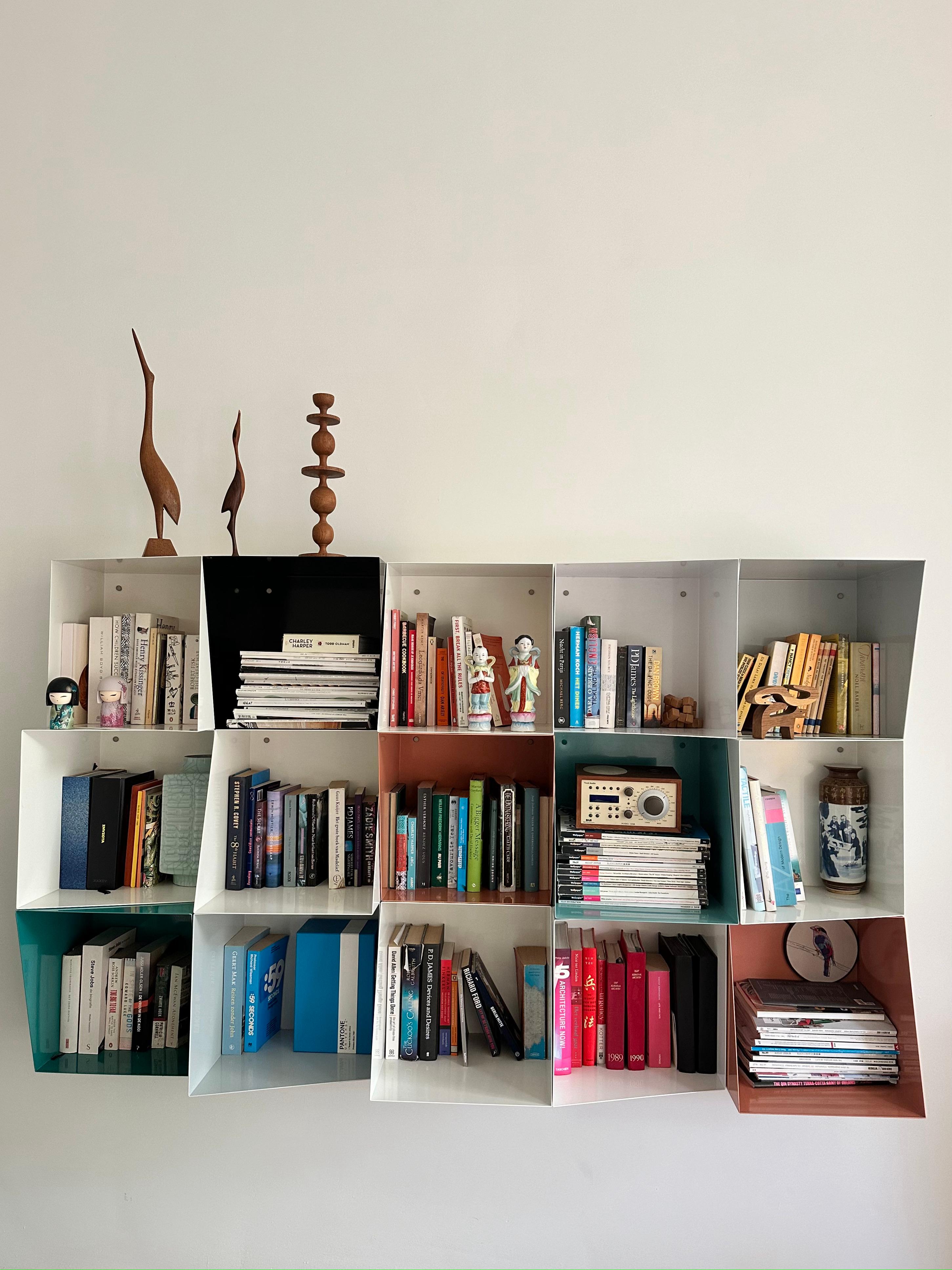 Altro Libreria contemporanea Totem in metallo di design by nico multicolore in vendita