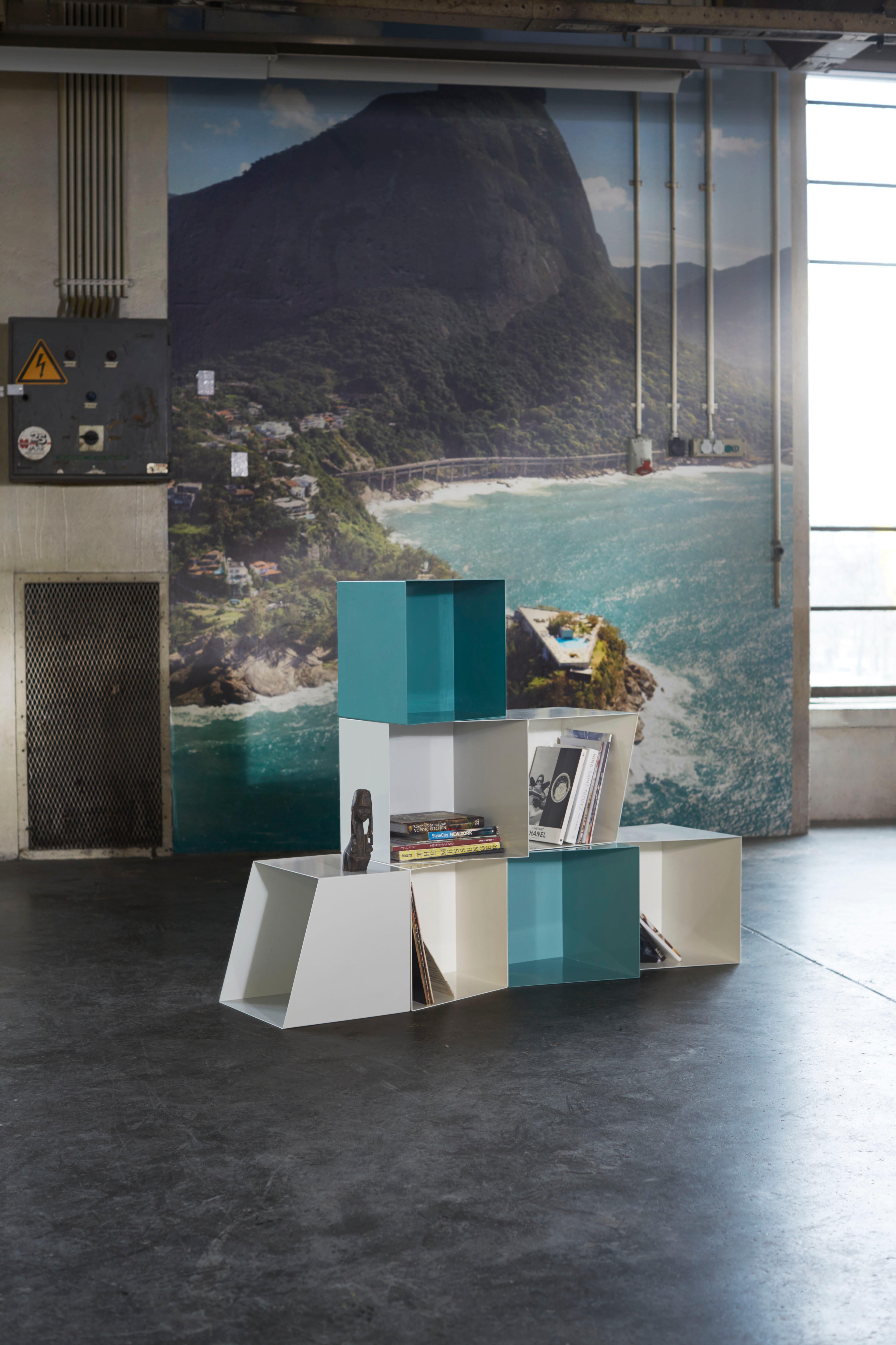 Olandese Libreria contemporanea Totem in metallo di design by nico multicolore in vendita