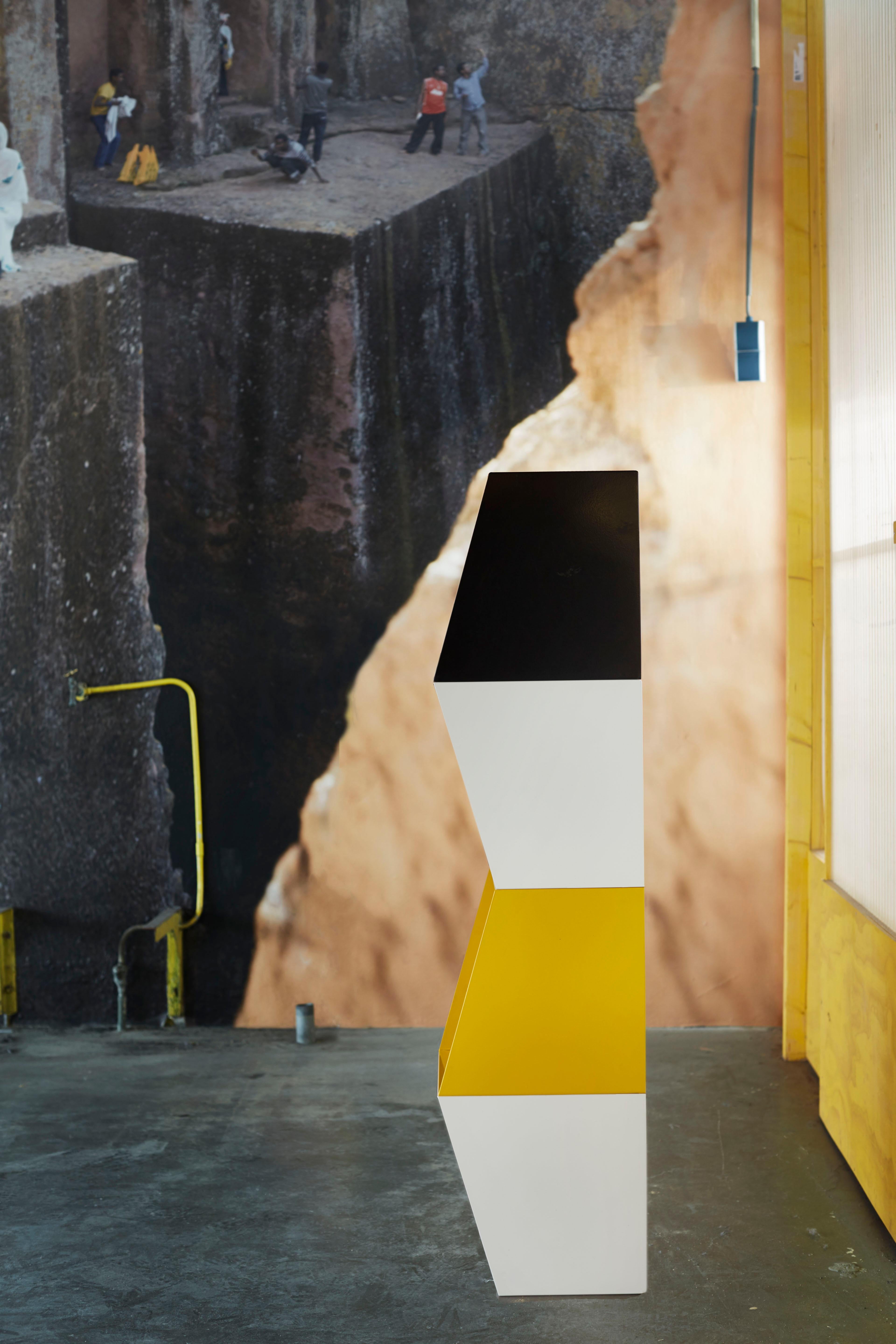 Fatto a mano Libreria contemporanea Totem in metallo di design by nico multicolore in vendita