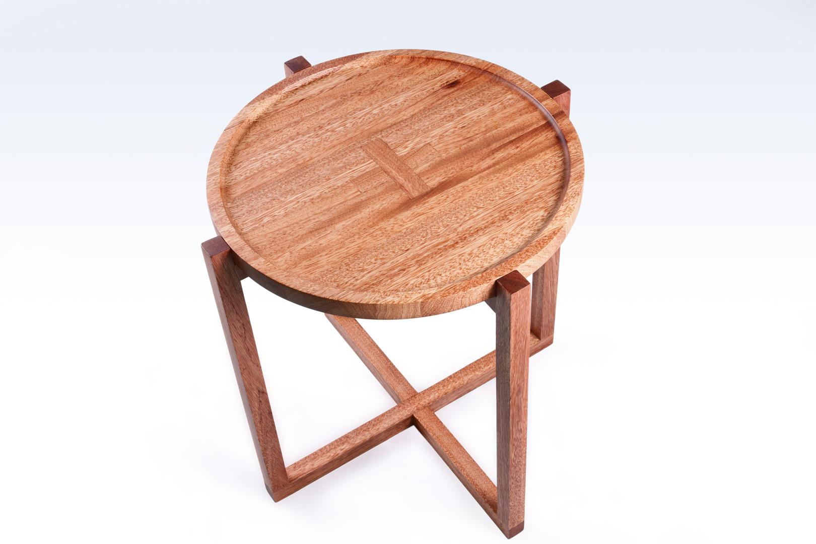 Moderne Table d'appoint contemporaine Boton en bois massif de Conacaste par Labrica en vente