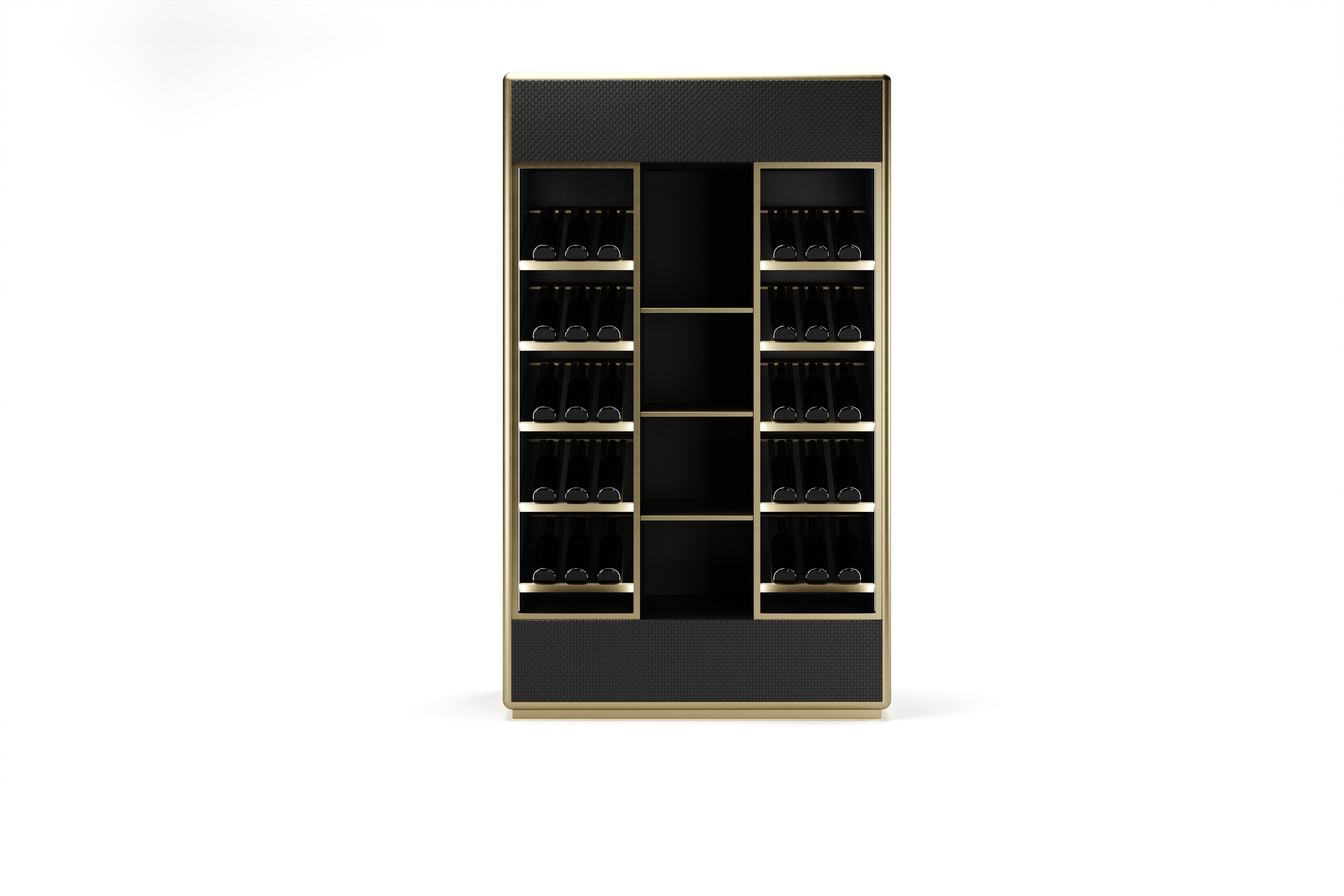 Mathieu is an elegant wine storage with a wooden lacquered box, metal gold frame with glass doors. It has crossed leather panels and comes in various materials such as leather or velvet.

Mathieu is available in foreign certifications.

Mathieu