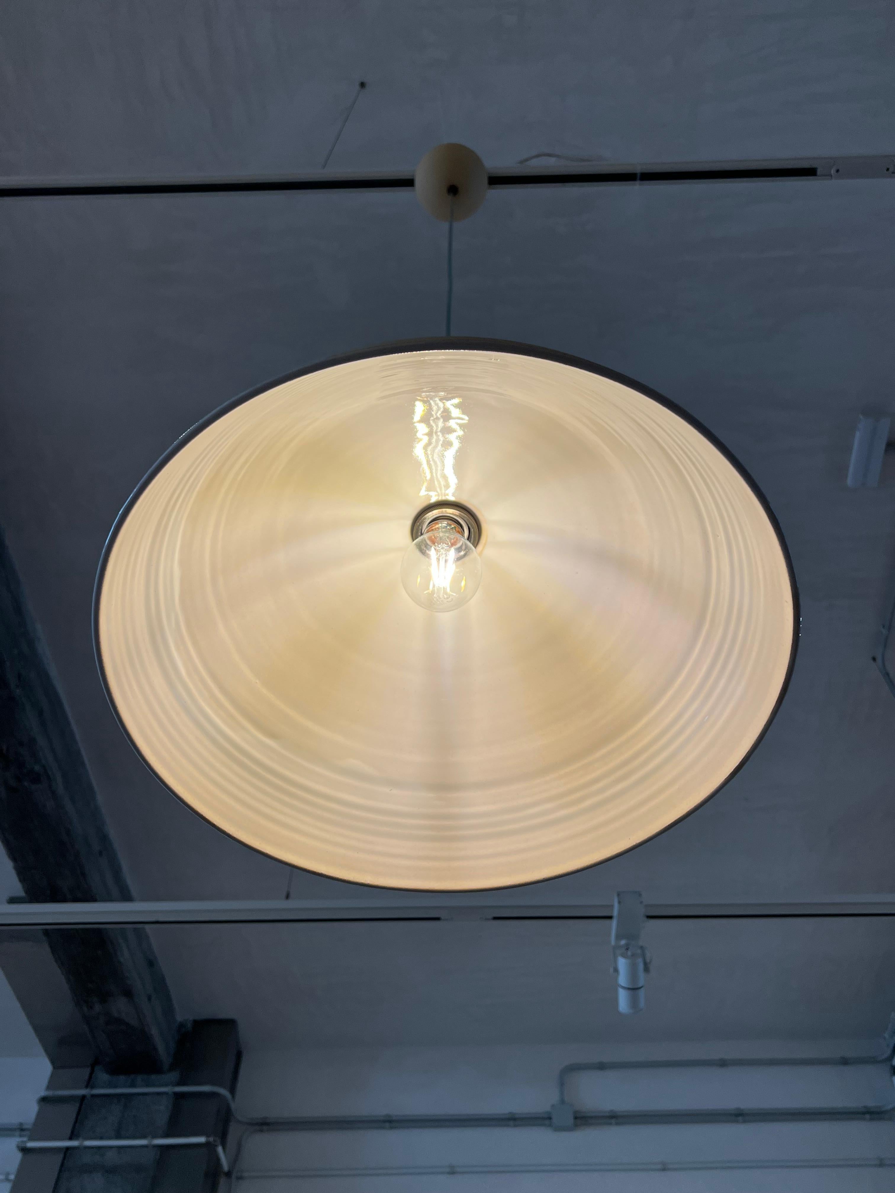 Moderne Lampe à suspension contemporaine en céramique en forme de bol, porcelaine beige en vente