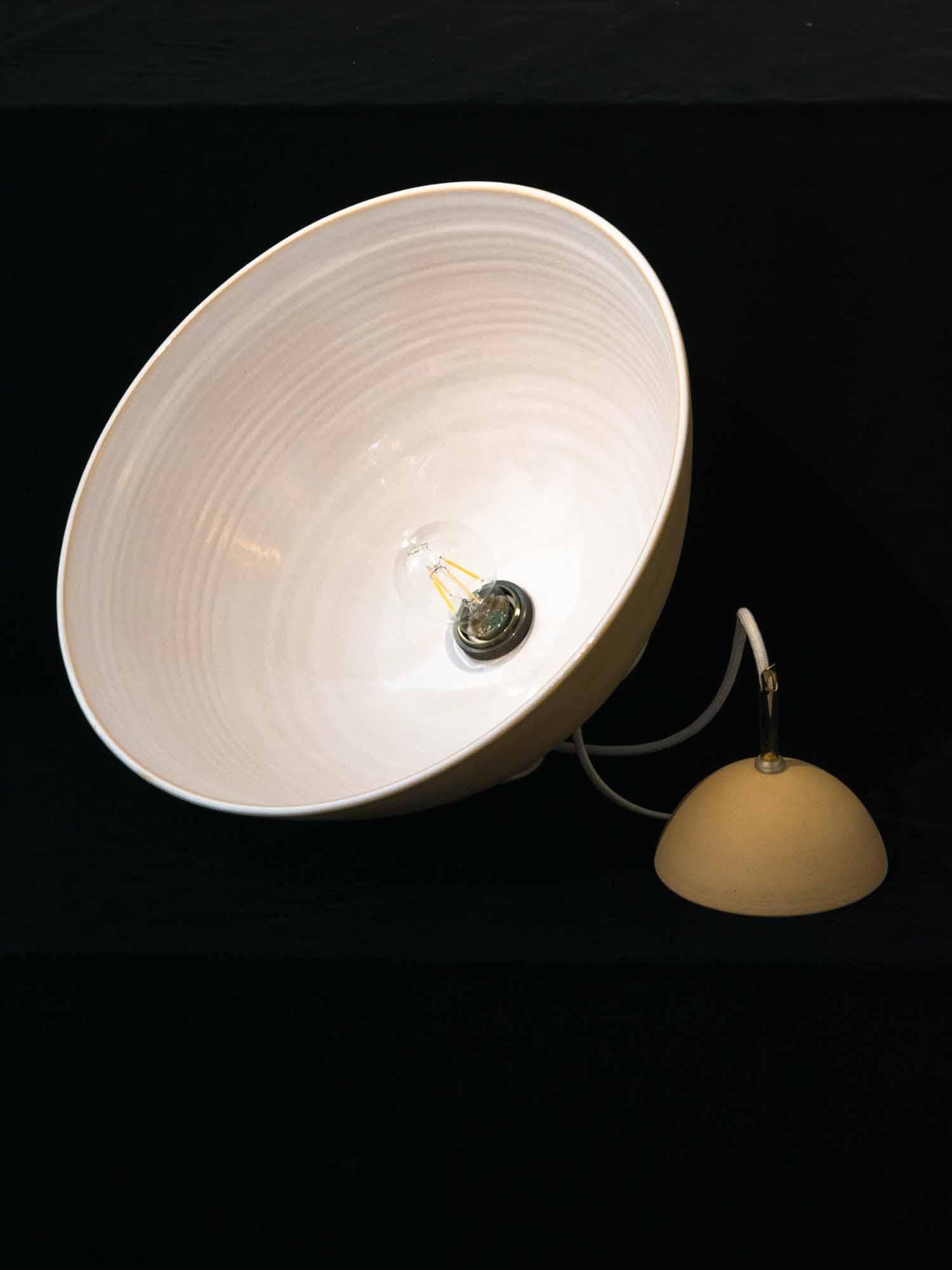 Espagnol Lampe à suspension contemporaine en céramique en forme de bol, porcelaine beige en vente