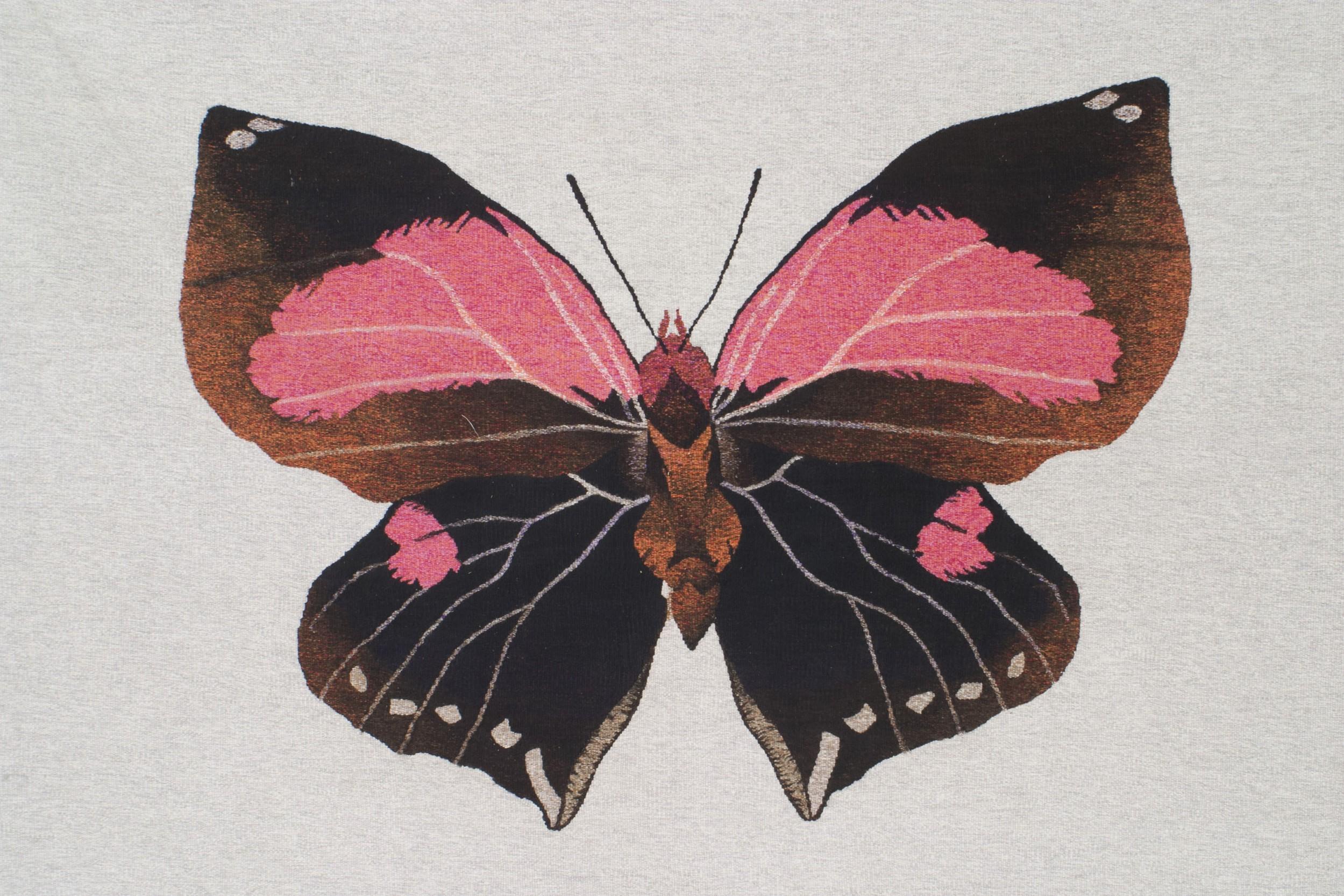 Tapiz contemporáneo tejido a mano en lana de una mariposa rosa/roja sobre fondo blanco (Les Grandes Papillon (Rosa), 2009, diseñado por GEOFFREY BRADFIELD)
