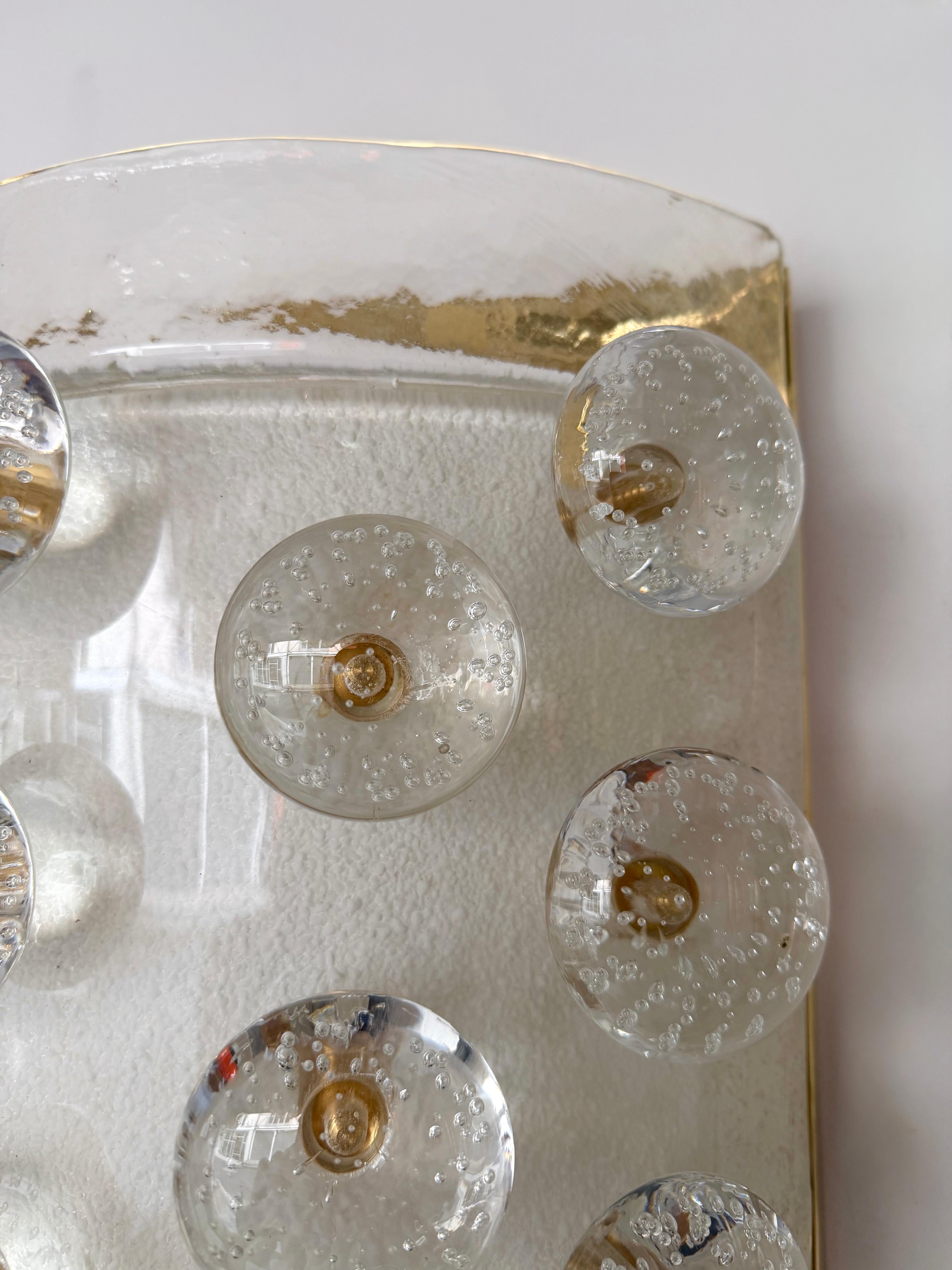 Apliques Lámparas Apliques Macarrones de cristal burbuja en latón y cristal de Murano blanco texturado. Obra contemporánea de un pequeño taller artesanal de diseño italiano, pequeñas imperfecciones debidas a la fabricación a mano artesanal. en un