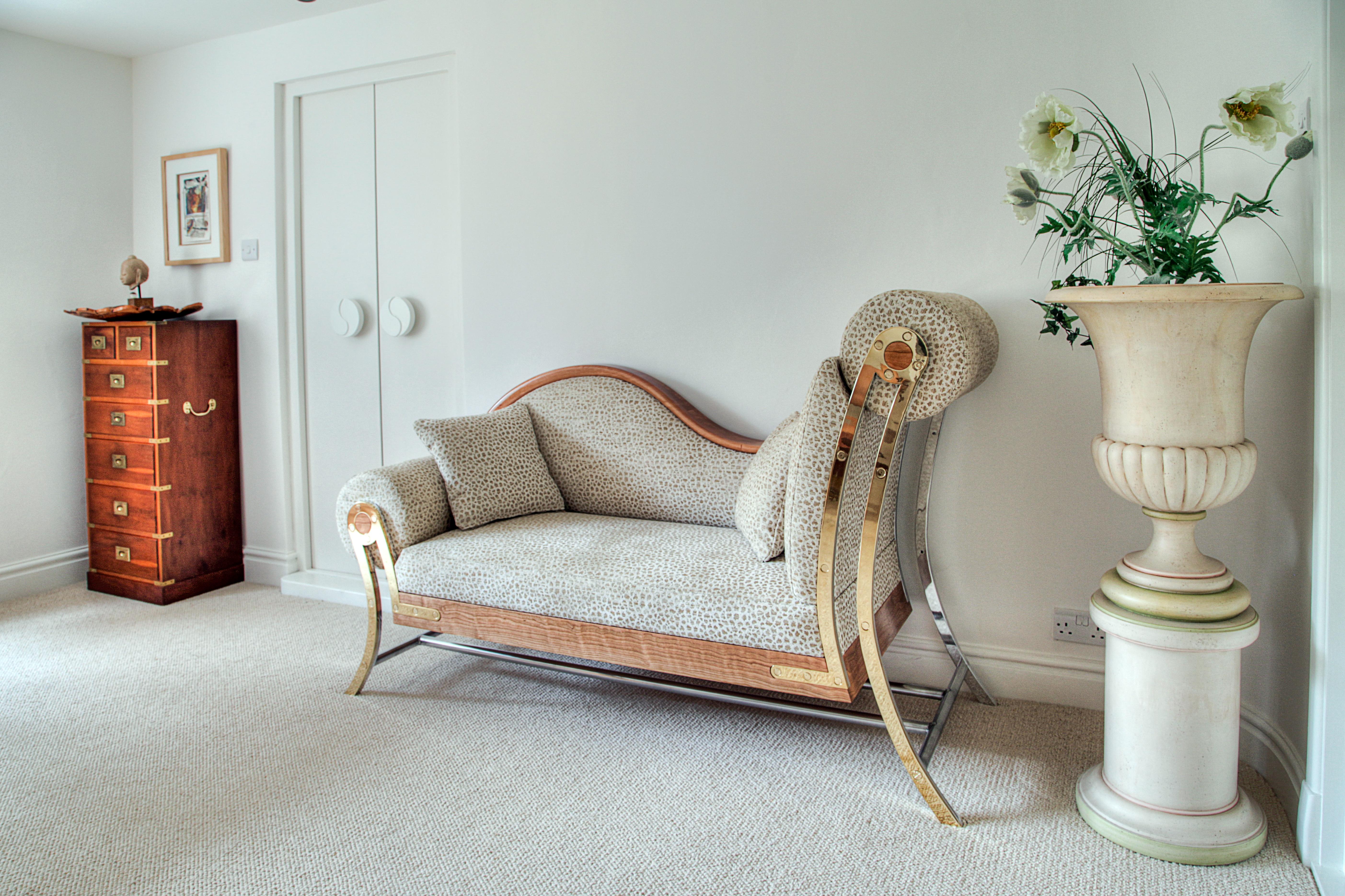 Moderne Chaise longue de luxe contemporaine en laiton et tapissée en vente