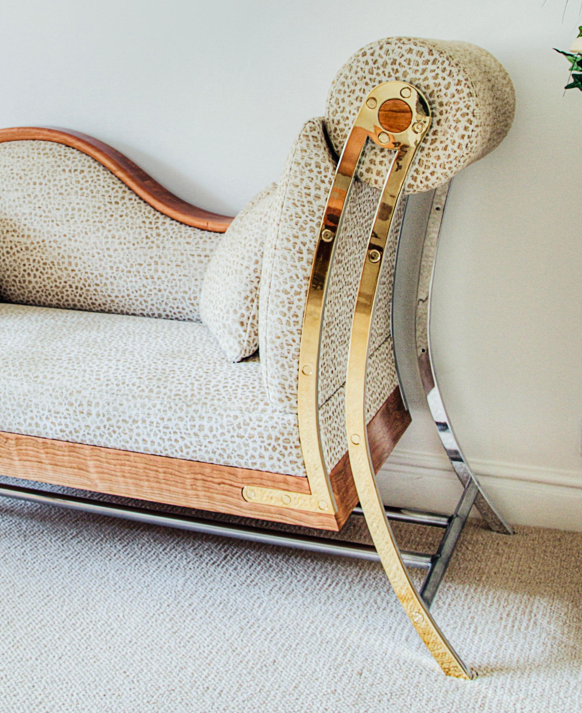 Britannique Chaise longue de luxe contemporaine en laiton et tapissée en vente