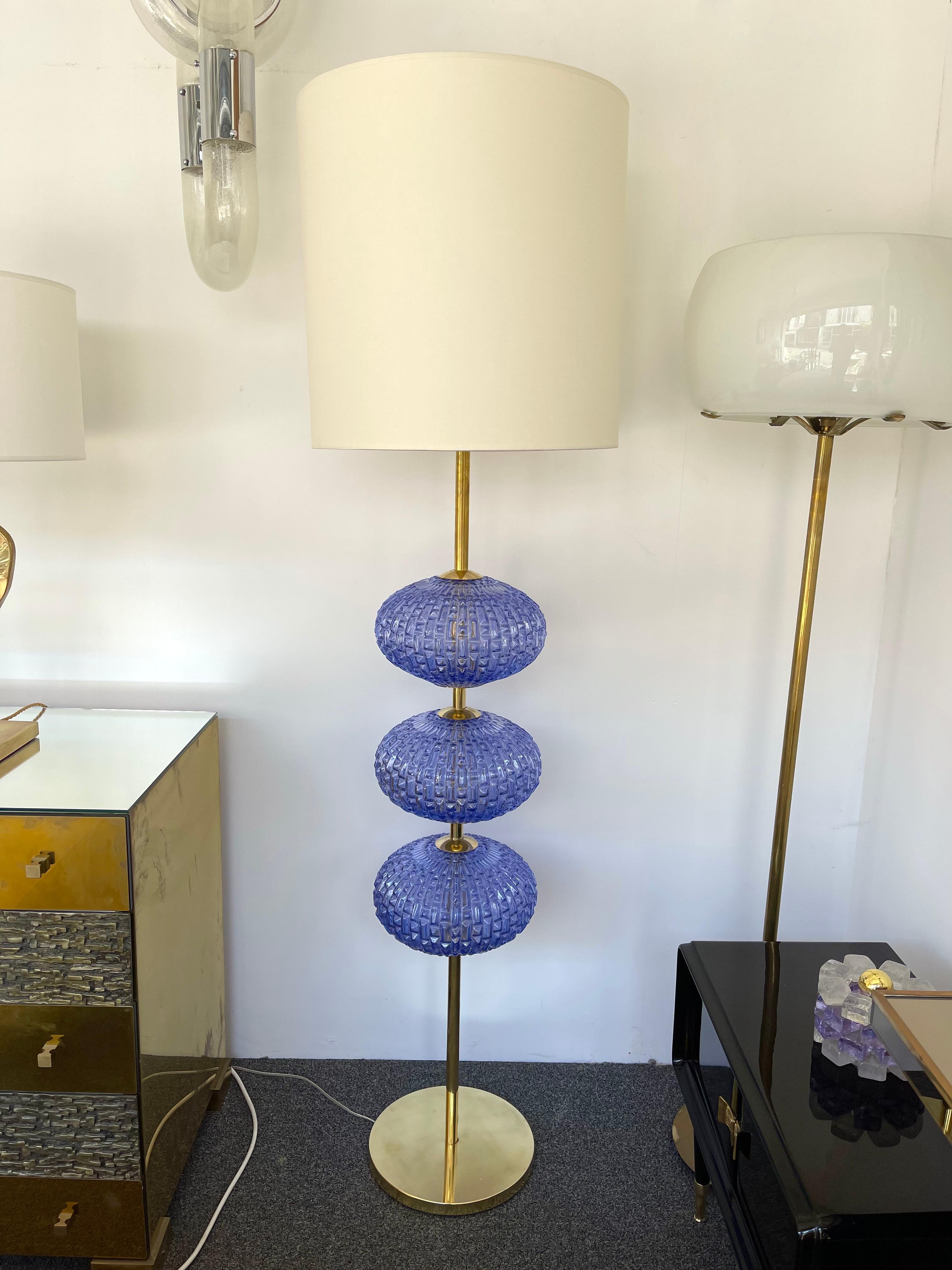 Floor lamp in brass and large blue murano glass bulbs. Few exclusive production from a small italian design workshop. In the mood of Veronese, Mazzega, La Murrina, Maison Charles, Jansen, Venini, Vistosi, Seguso, Barovier Toso.

 