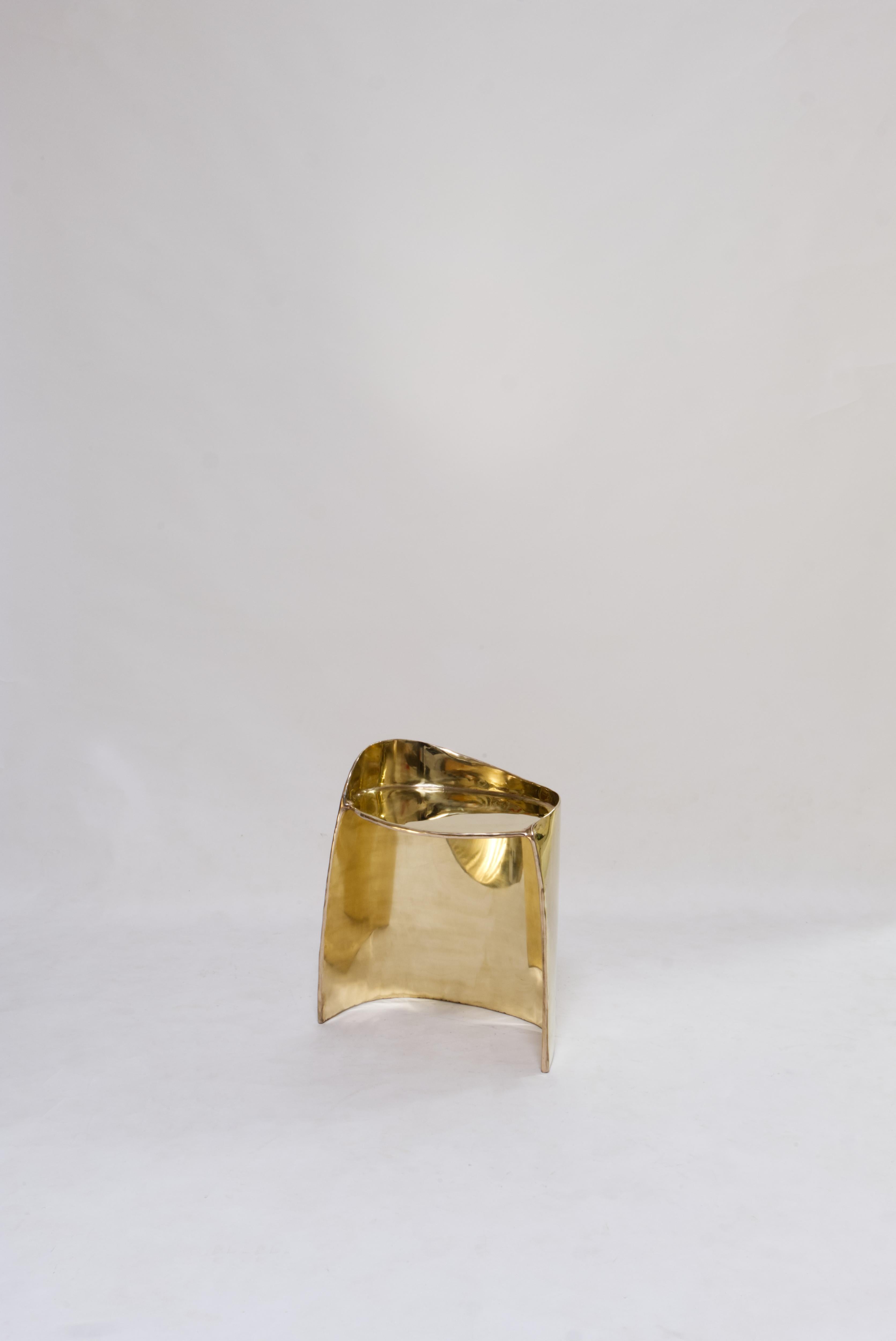 Contemporary brass Calle stool with organic shape For Sale 4