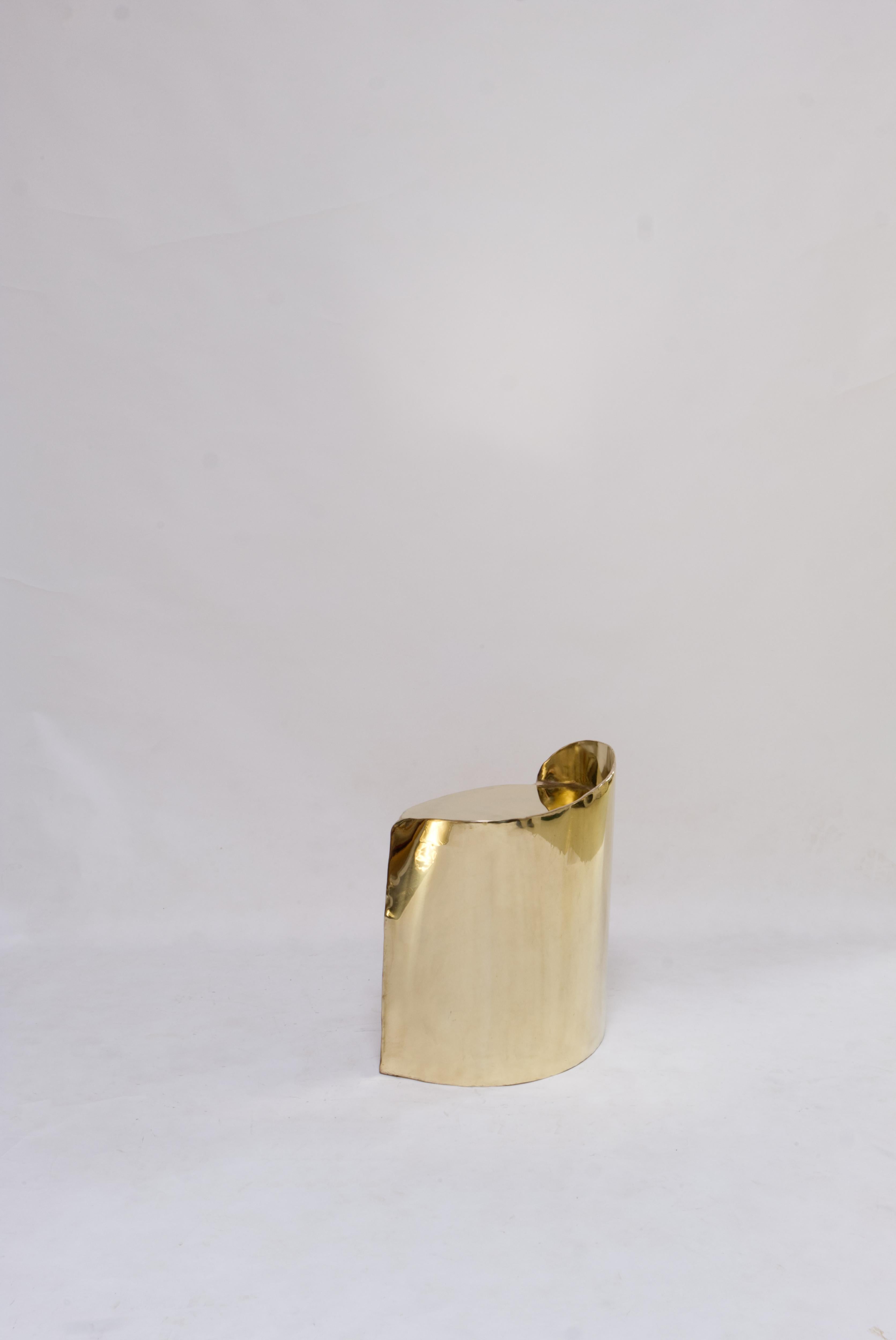 Contemporary brass Calle stool with organic shape For Sale 1