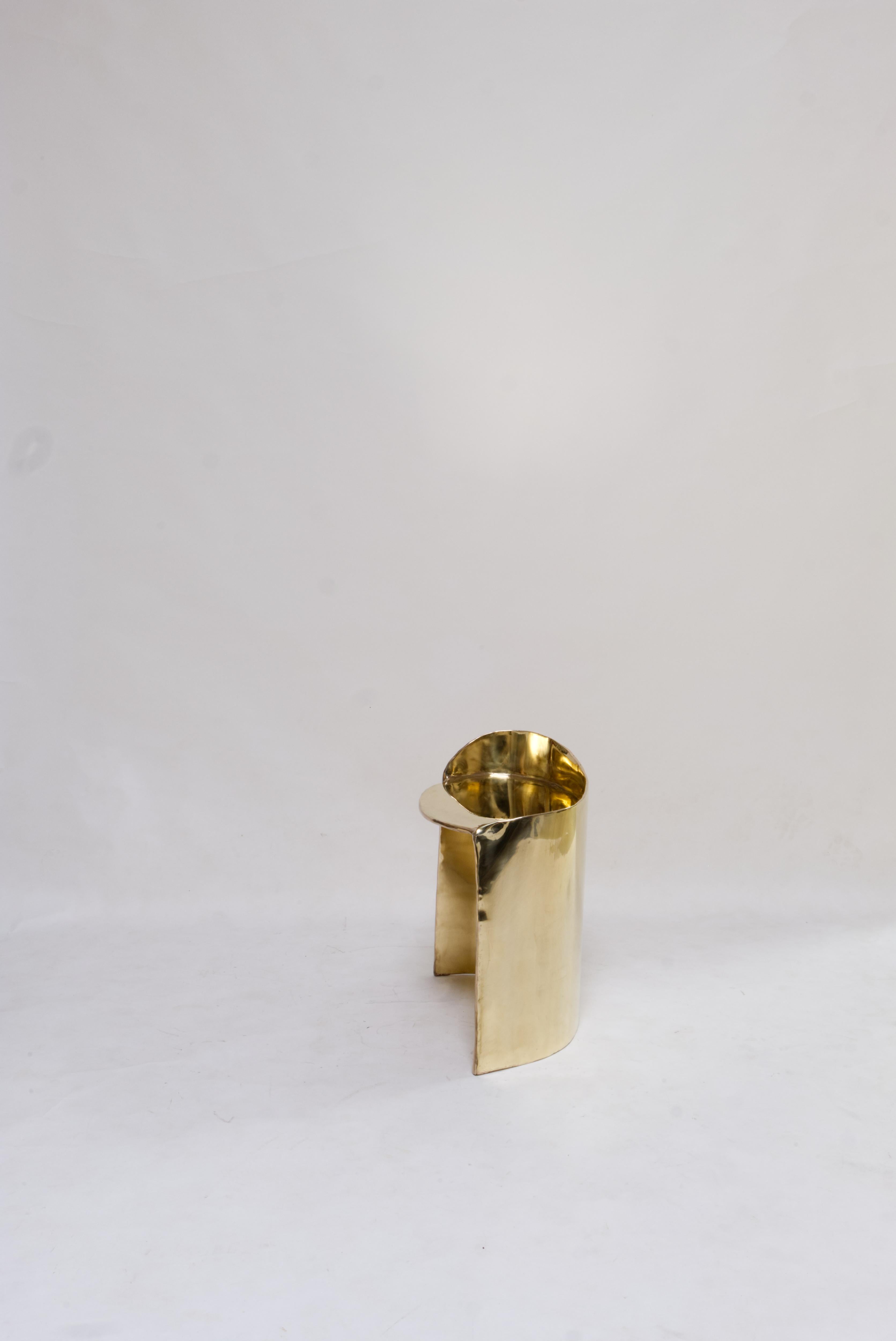 Contemporary brass Calle stool with organic shape For Sale 2