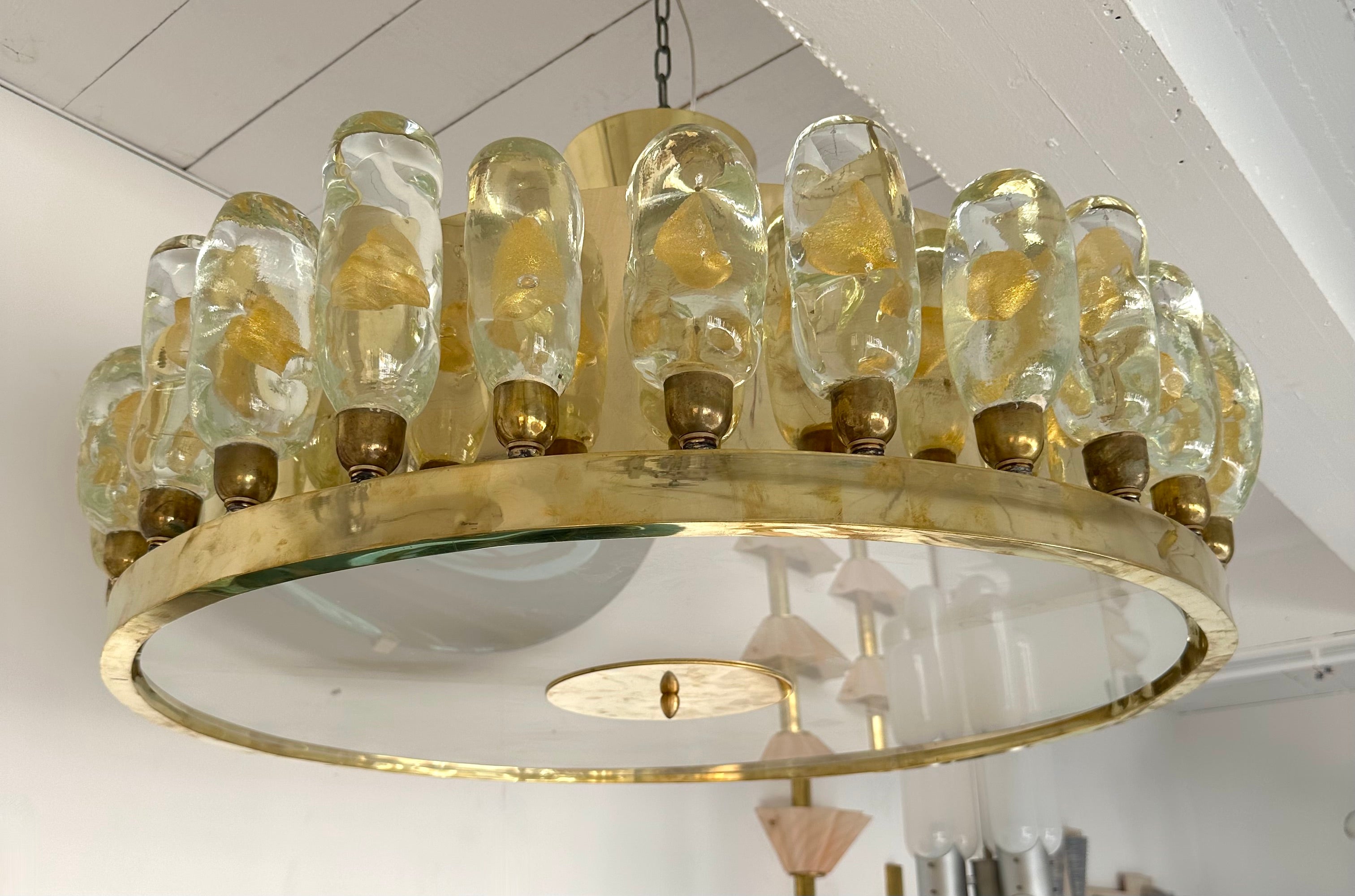 Lustre contemporain en laiton et flamme en feuille d'or en verre de Murano , Italie