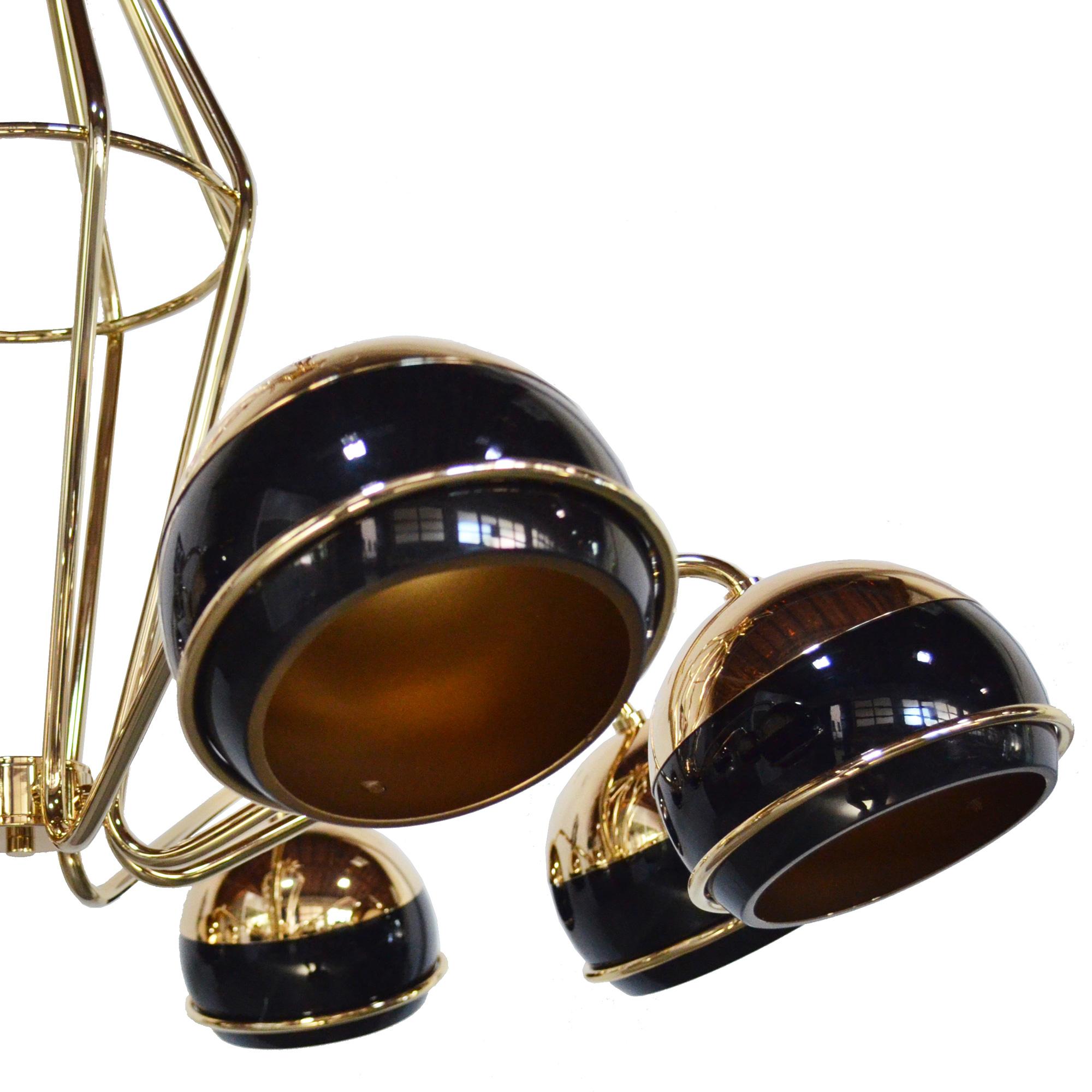 Zeitgenössischer Kronleuchter aus Messing mit vergoldetem Messing und schwarzen Glasschirmen (Beschichtet) im Angebot