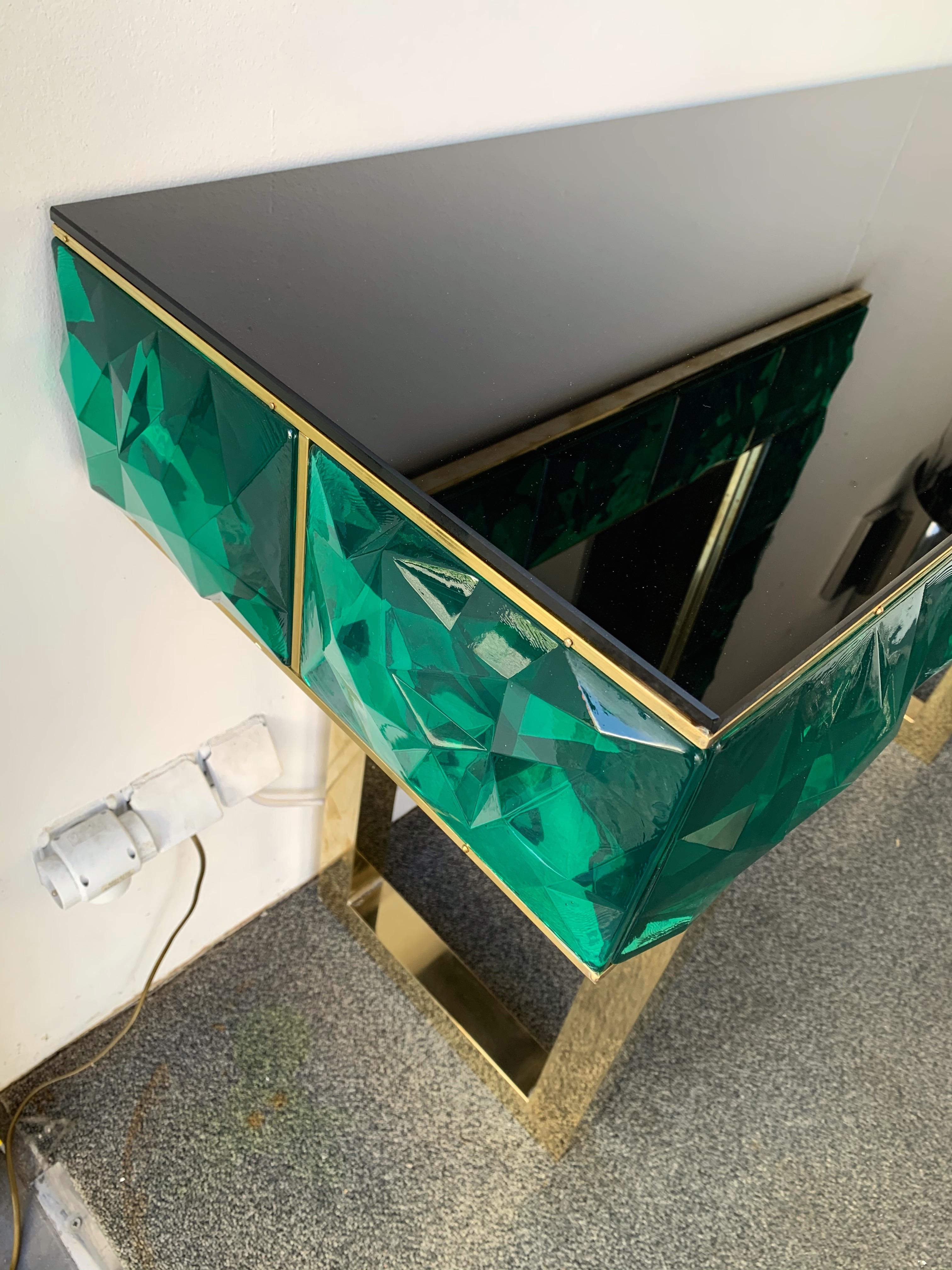 Contemporary console, full brass and large pieces of green emerald Murano glass with relief diamond point. Small artisanal workshop. The mirror same model is available.