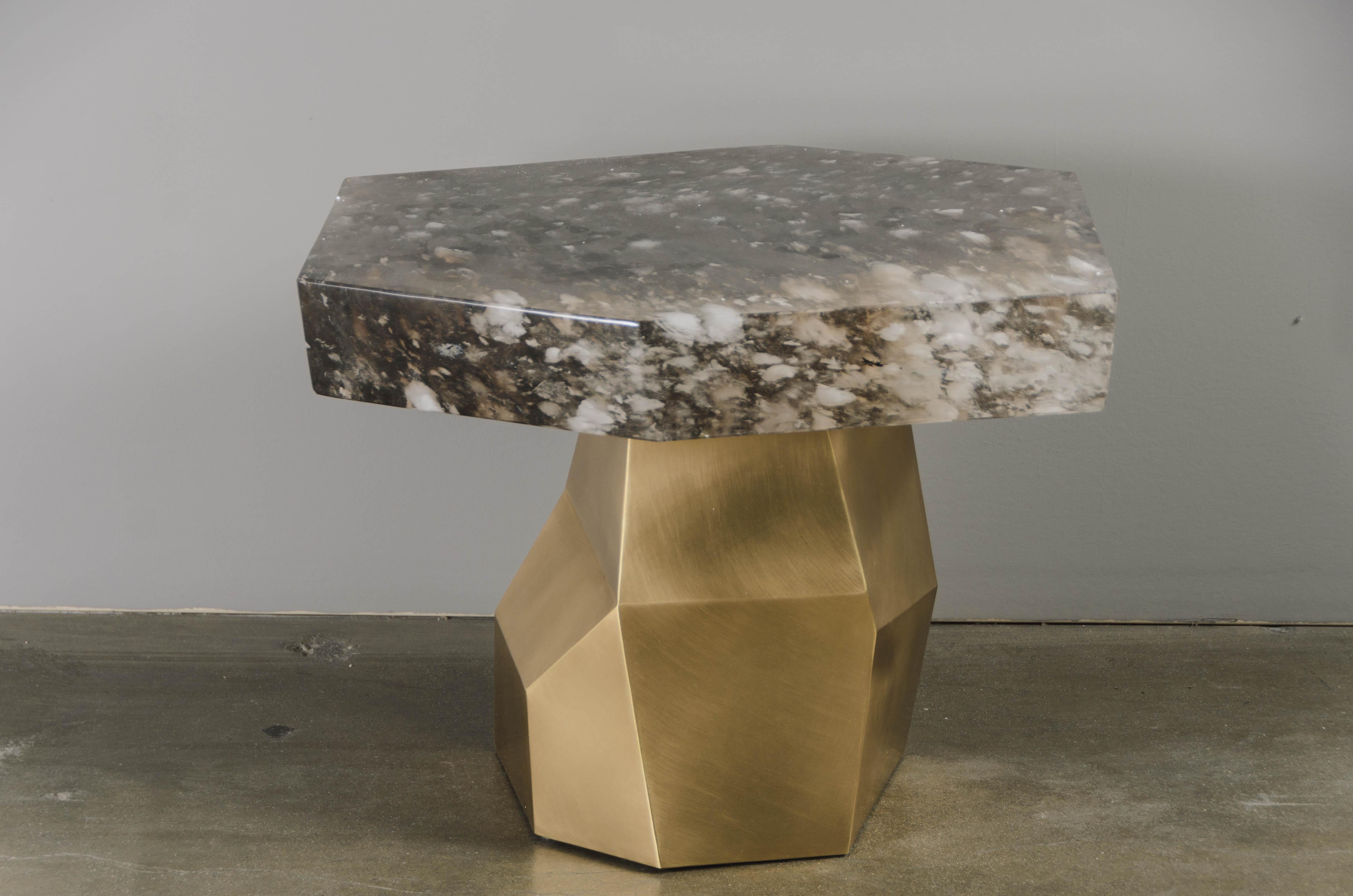 Moderne Table d'appoint contemporaine à facettes en laiton avec plateau en cristal fumé de Robert Kuo en vente