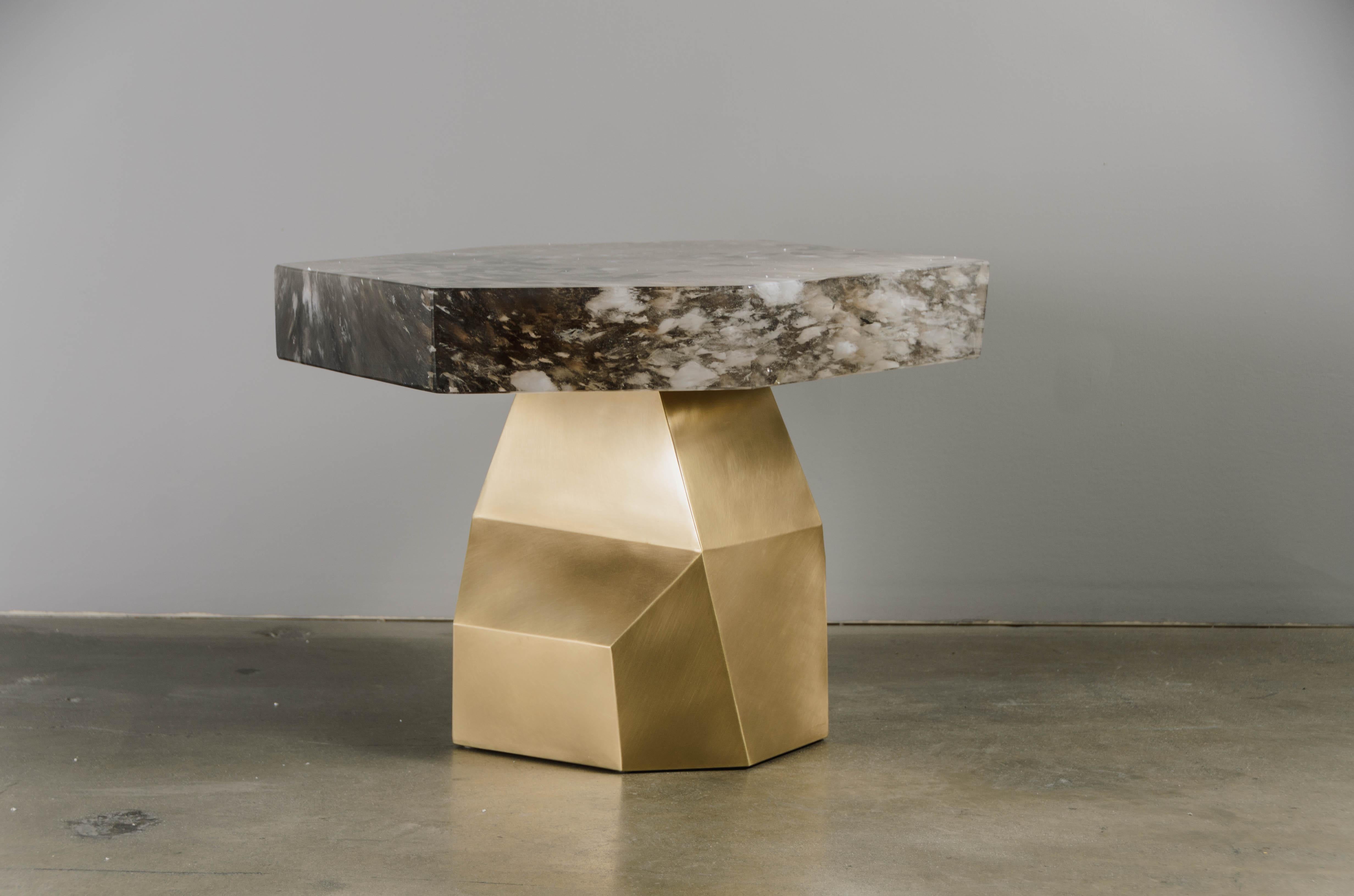 Sculpté à la main Table d'appoint contemporaine à facettes en laiton avec plateau en cristal fumé de Robert Kuo en vente