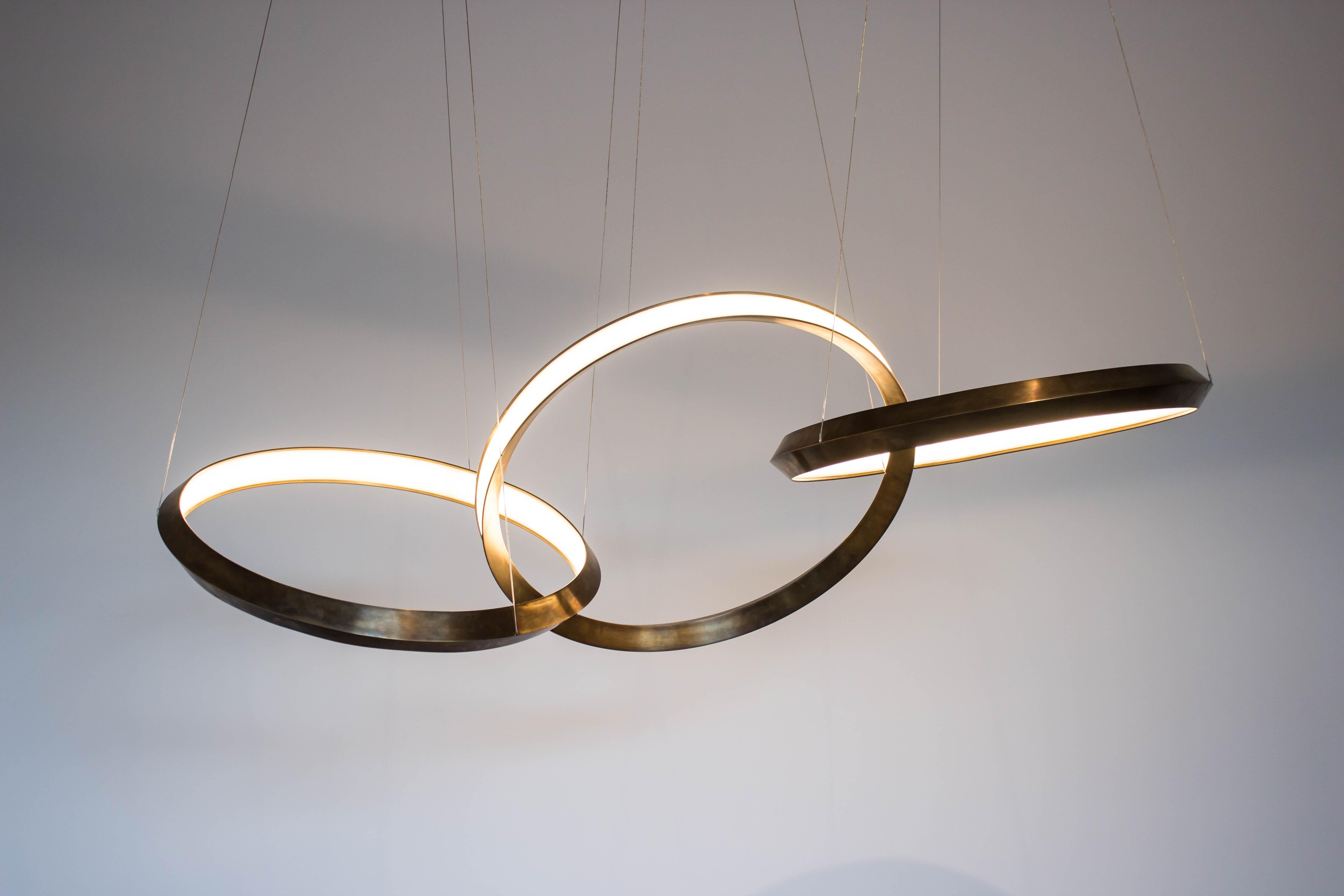 Contemporary Brass Light Pendelleuchte, Oracle Triplet von Christopher Boots (Moderne) im Angebot