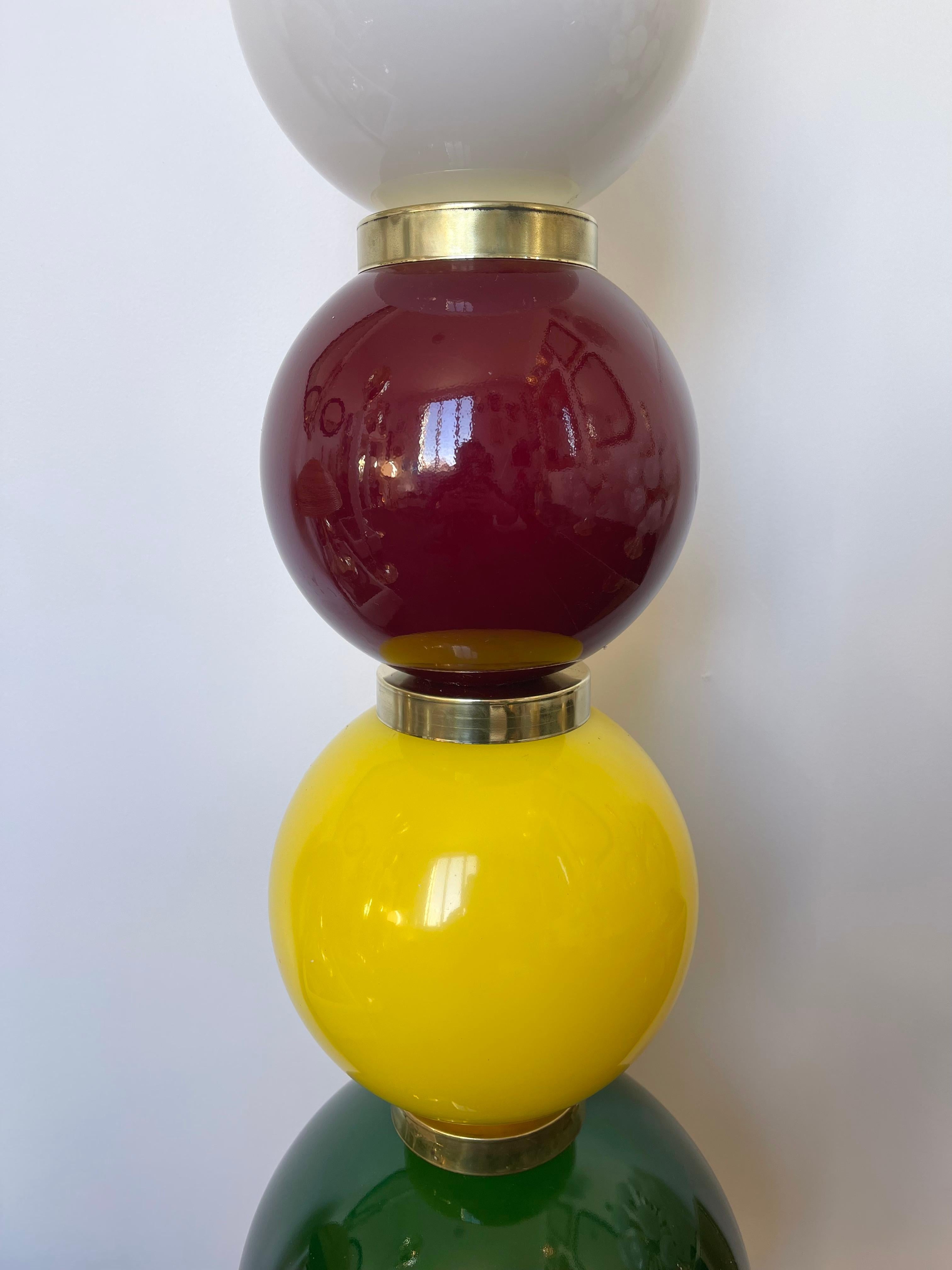 Zeitgenössische Atomo-Kugel-Stehlampe aus Messing und Muranoglas, Italien im Angebot 1