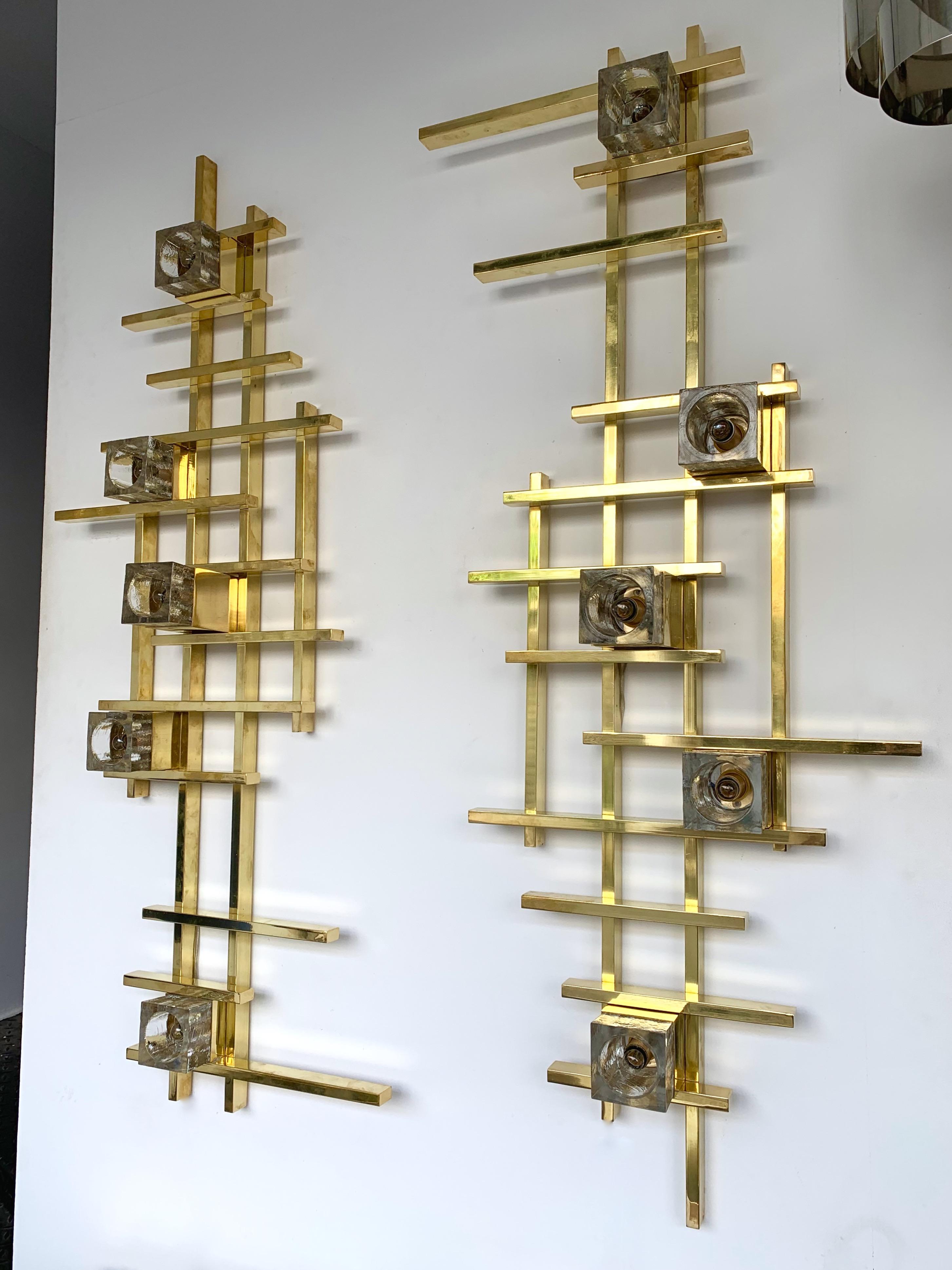 Large contemporary pair of cubic brass and Murano glass wall lights sconces. Few exclusive artisanal production. In the style of Reggiani, Sciolari, Targetti. Can be use vertically or horizontally.
