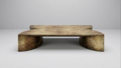 Zeitgenössischer Couchtisch aus Messing mit einem Bogen von Studio Narra