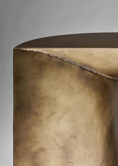 Zeitgenössisches Regal aus Messing mit einem Bogen von Studio Narra