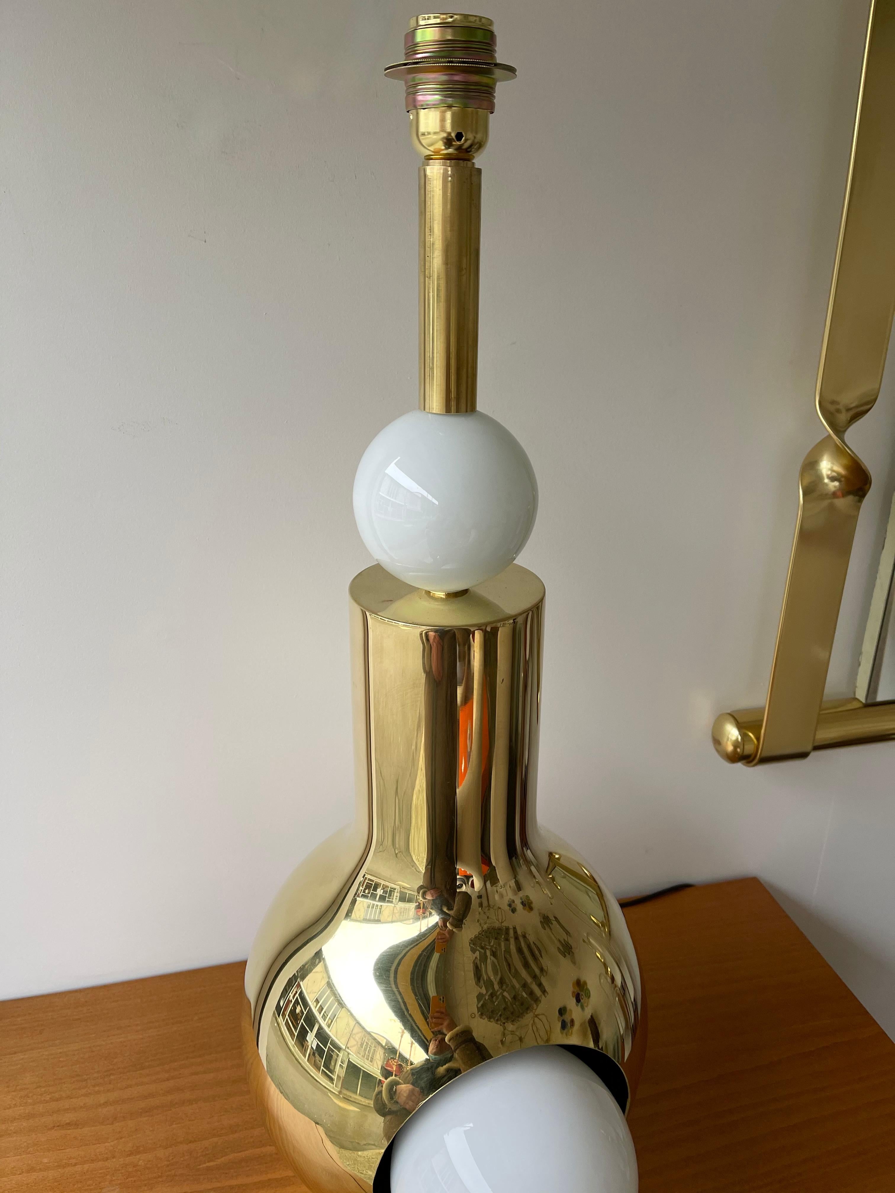 Pair of brass and Murano glass lightning eyes ball table or bedside lamps. Contemporary work from a small workshop.

Demo shades are not included. Measurements indicated with demo shades.
Measurements lamps only H 75 x W 25 x D 30 centimeters.