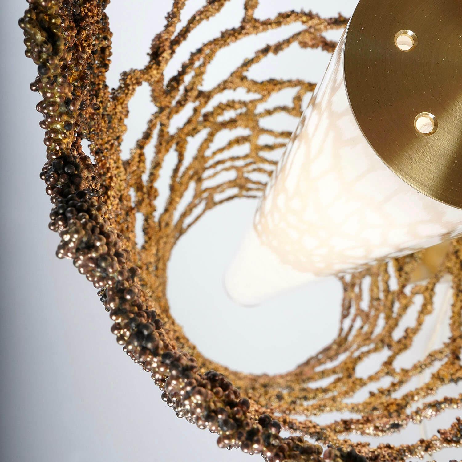 Lampada a sospensione contemporanea in ottone - core surface light di Johannes Hemann

Materiale: Acciaio, ottone
Dimensioni: Ø 20 x H. 75 cm

Proprio come l'universo è composto da parti piccolissime, gli atomi, anche il nucleo è stato costruito da