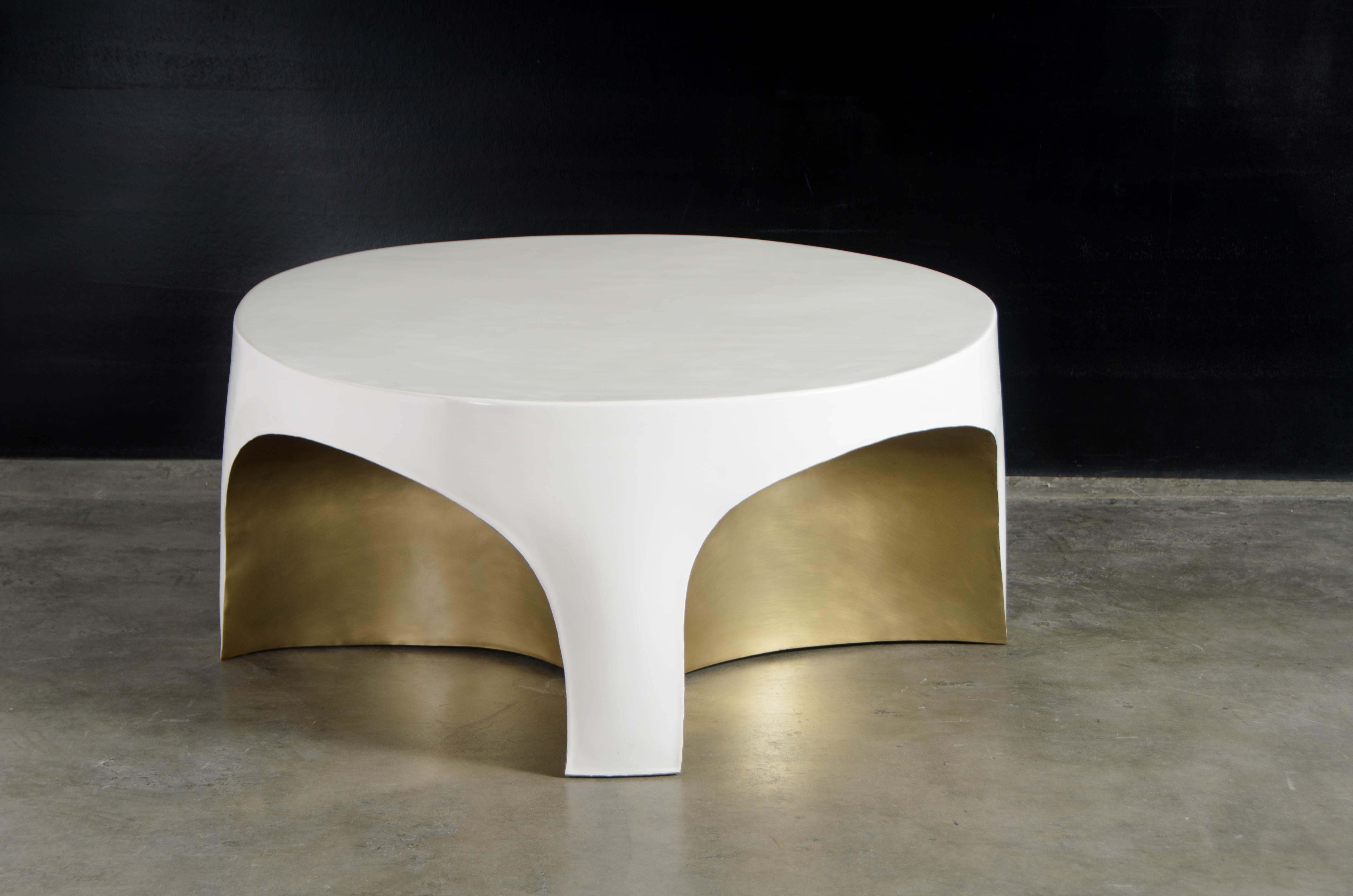 Moderne Table incurvée contemporaine en laiton et laque crème par Robert Kuo en vente