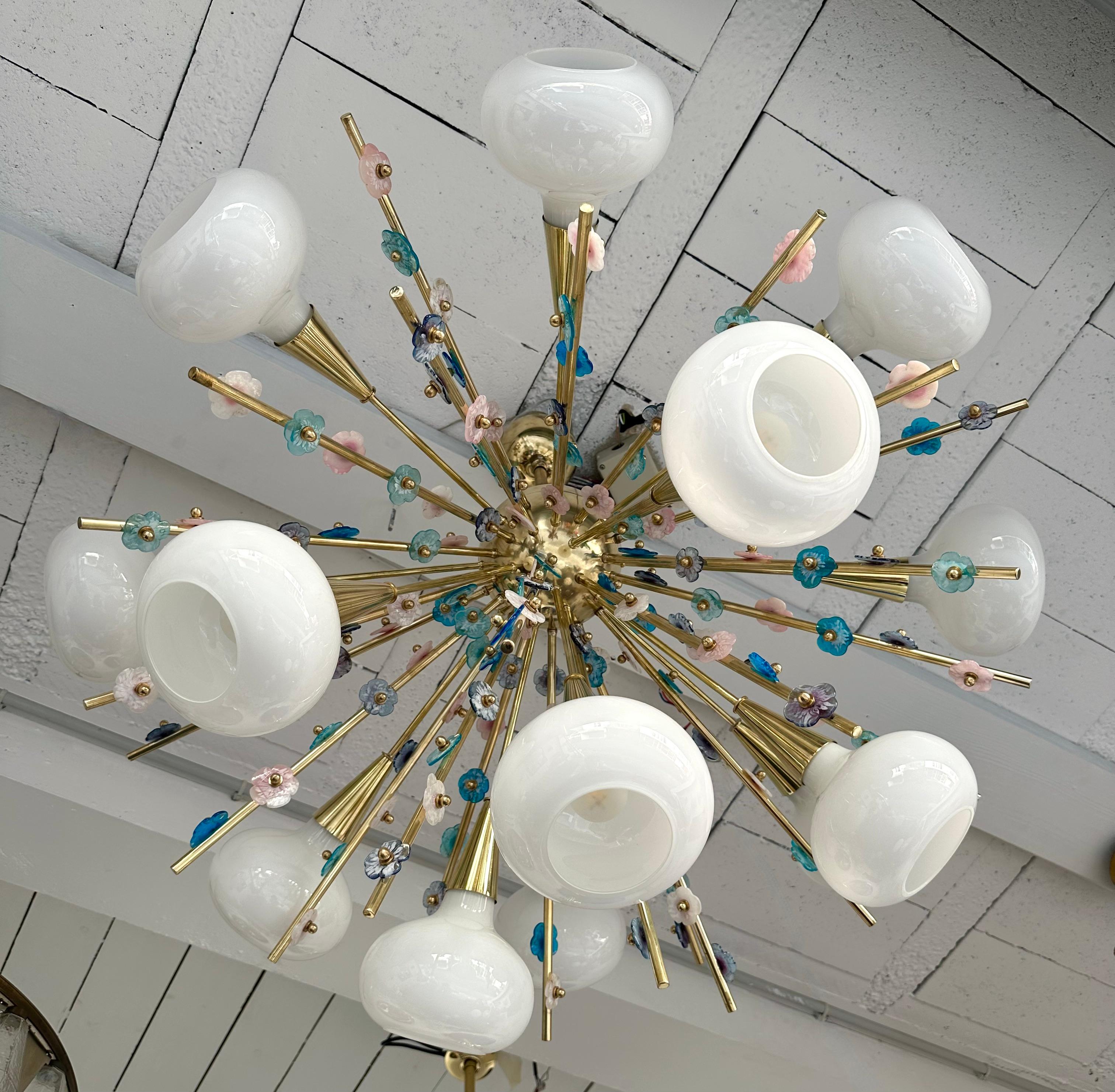 Mid-Century Modern Contemporary Brass Sputnik Chandelier Flowers Murano Glass White Cup, Italy For Sale