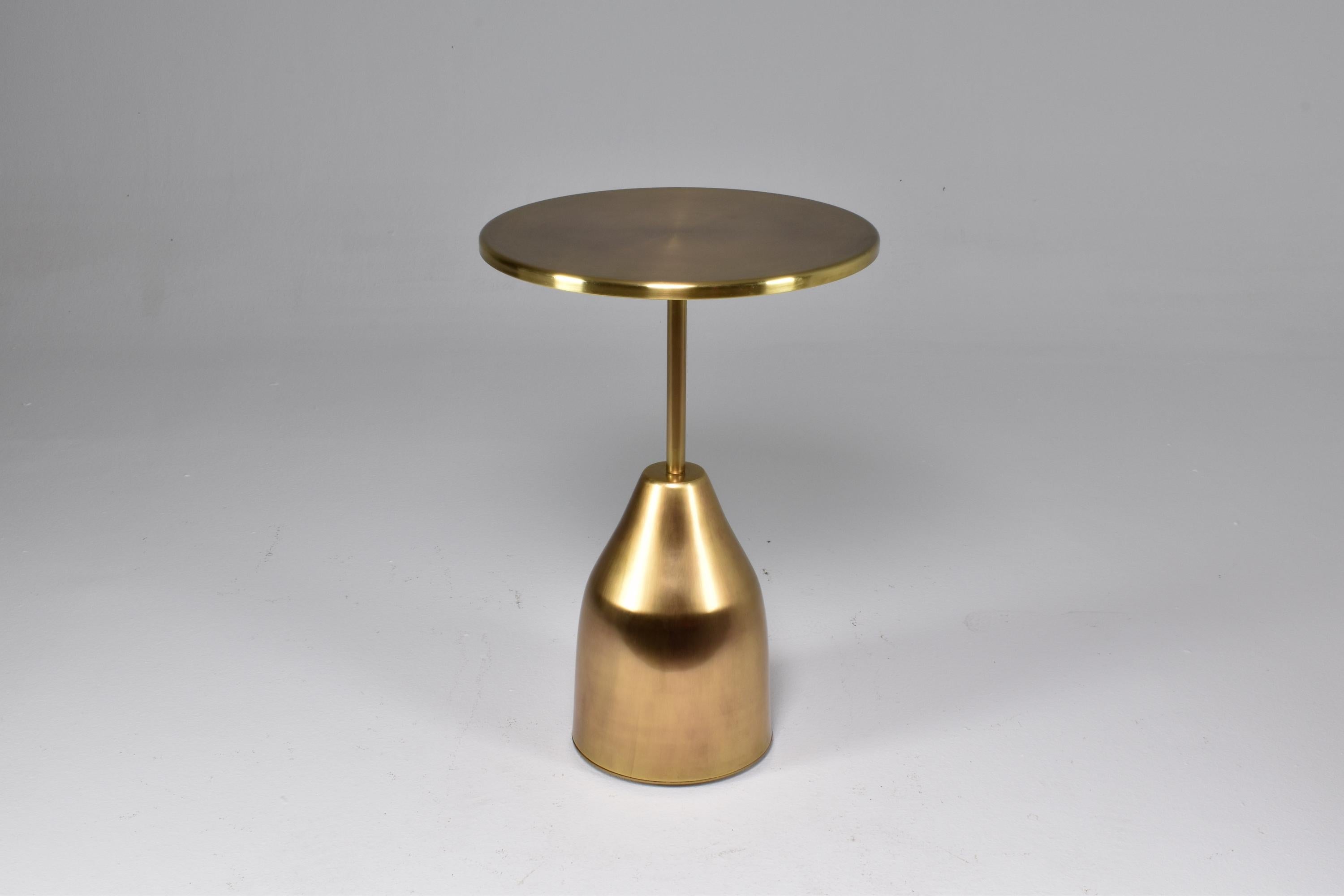A contemporary handcrafted gueridon side or end table composed of a solid gold brass structure. Various finishes, heights, and dimensions are available upon request.

Flow collection, Or
Base type (first pictures)

The Flow collection is an ode to