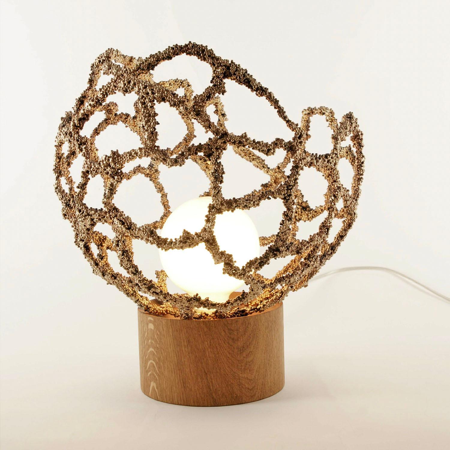 Moderne Lampe de bureau contemporaine en laiton, lampe de table Core par Johannes Hemann en vente