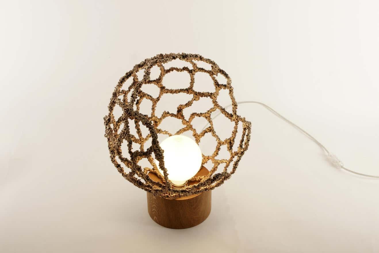 Laiton Lampe de bureau contemporaine en laiton, lampe de table Core par Johannes Hemann en vente